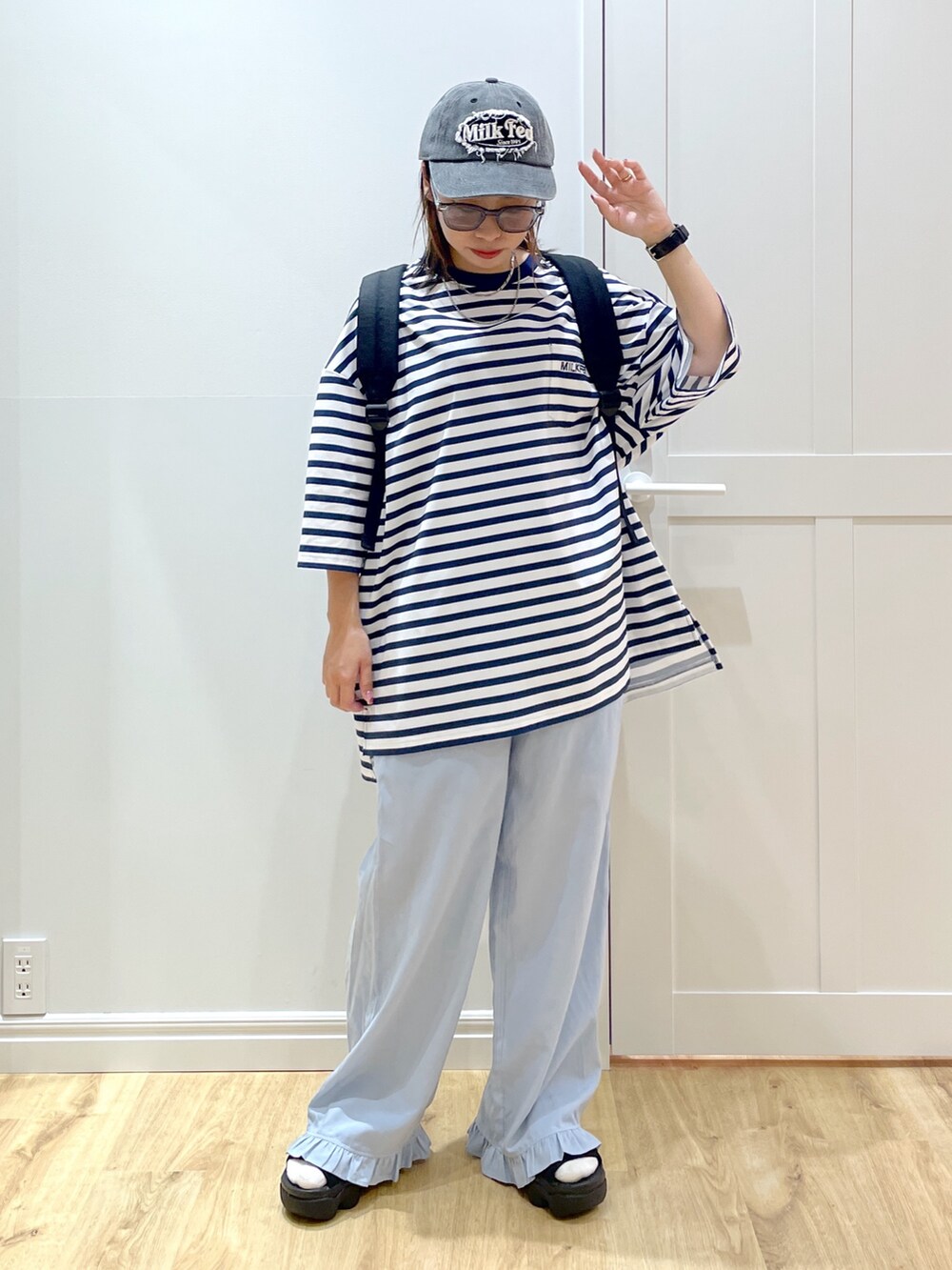 ブラック系のバックパック/リュック、ブルー系のその他パンツ、ブラック系のサンダルを着用したレディースの夏コーディネートの4枚目の写真