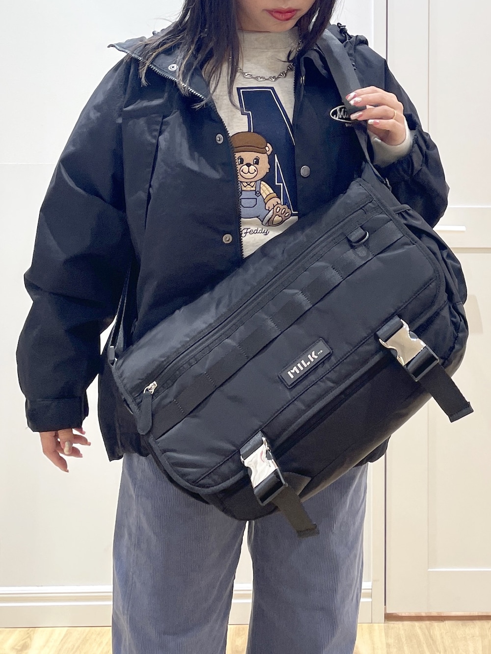 ブラック系のブーツ、ブルー系のその他パンツ、ブラック系のマウンテンパーカーを着用したレディースの冬コーディネートの2枚目の写真