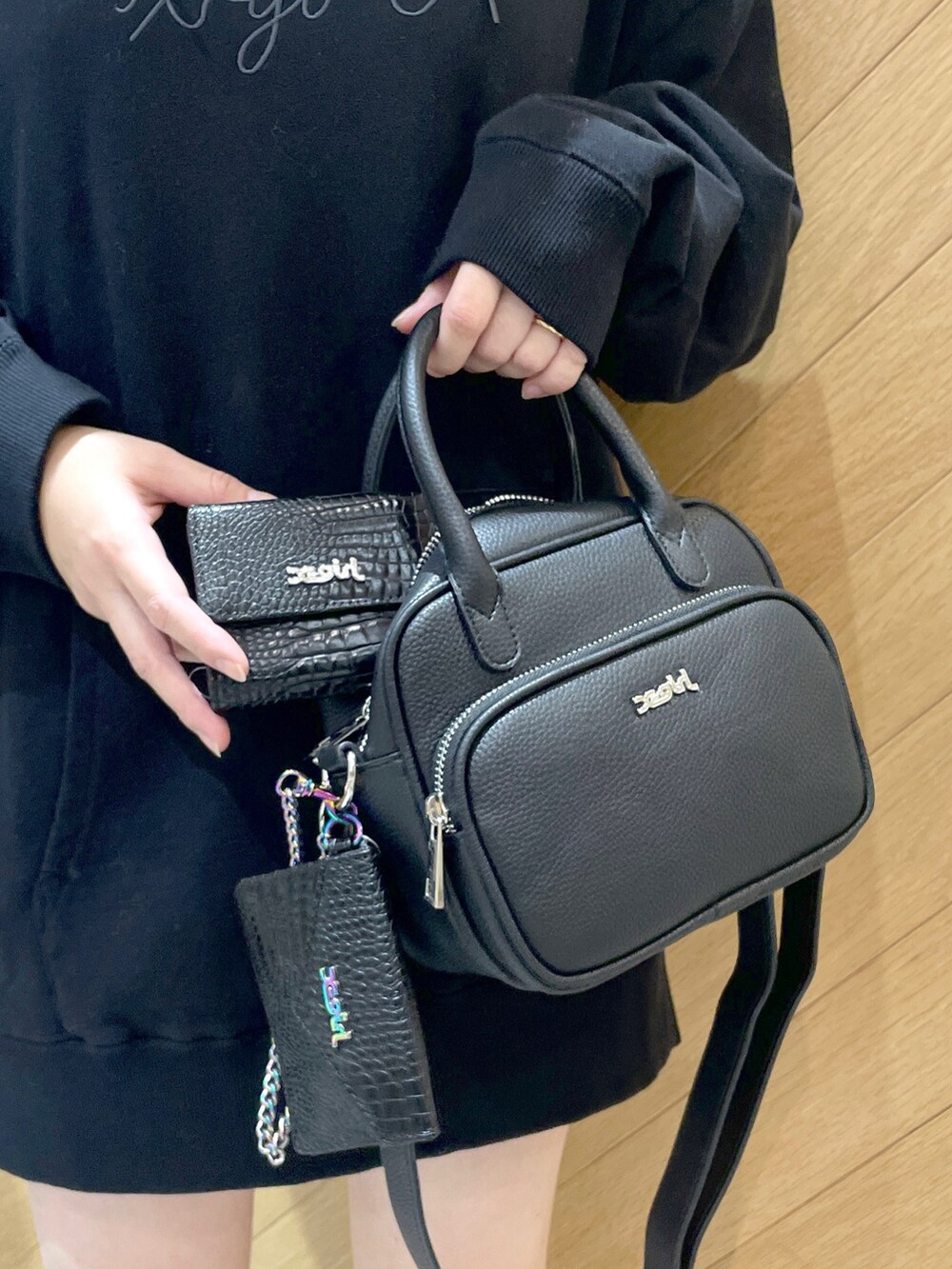 ブラック系のシャツ/ブラウス、ブラック系のパーカー、ブラック系のブーツを着用したレディースの冬コーディネートの4枚目の写真