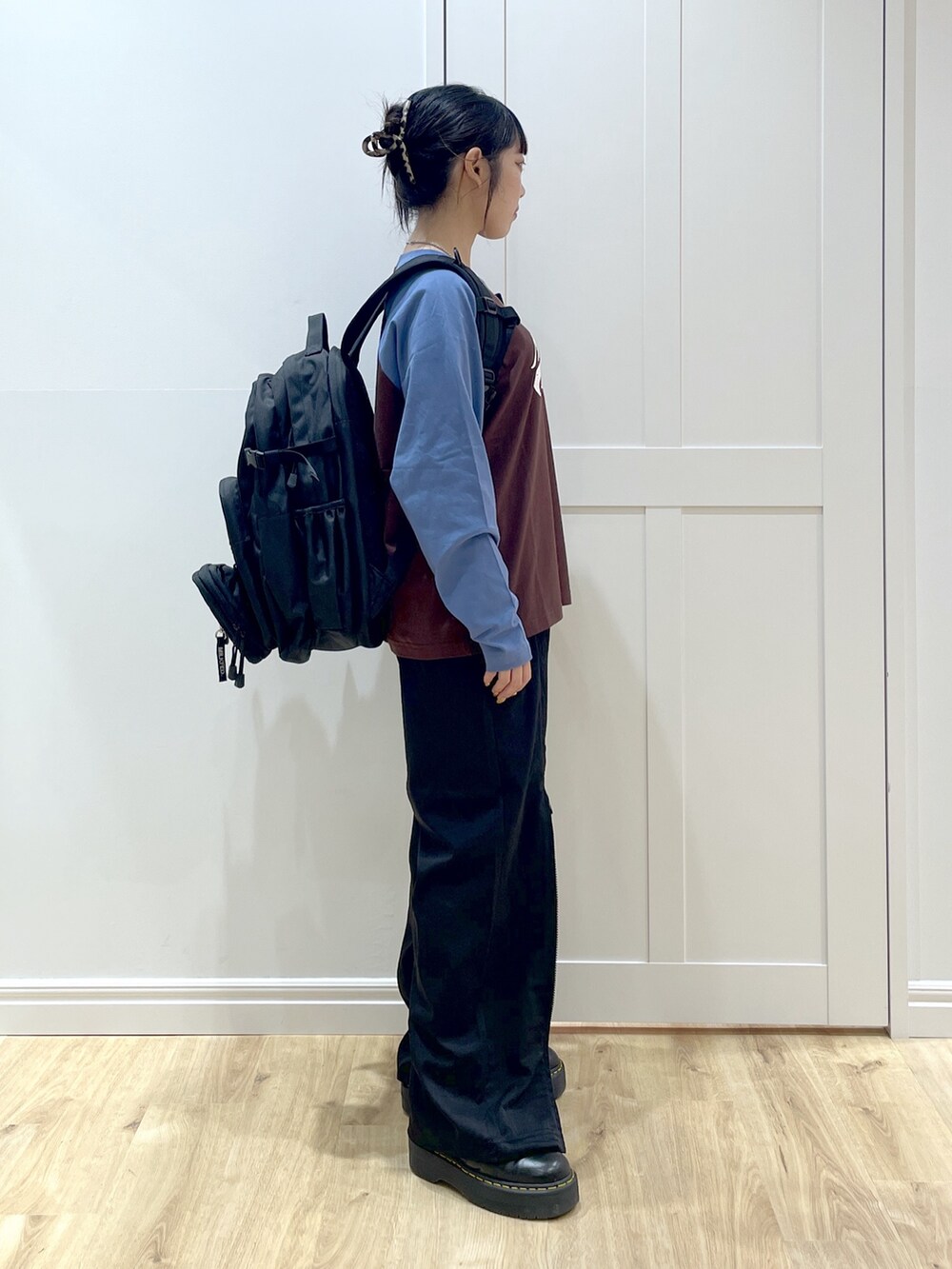 ブラック系のその他パンツ、ブラック系のブーツ、ブラウン系のTシャツ/カットソーを着用したレディースの夏コーディネートの4枚目の写真