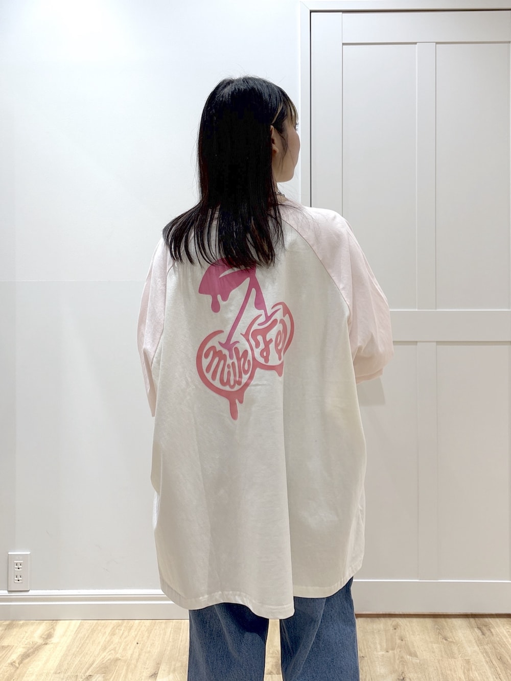 ホワイト系のTシャツ/カットソー、ブルー系のデニムパンツ、ホワイト系のトートバッグを着用したレディースの冬コーディネートの3枚目の写真