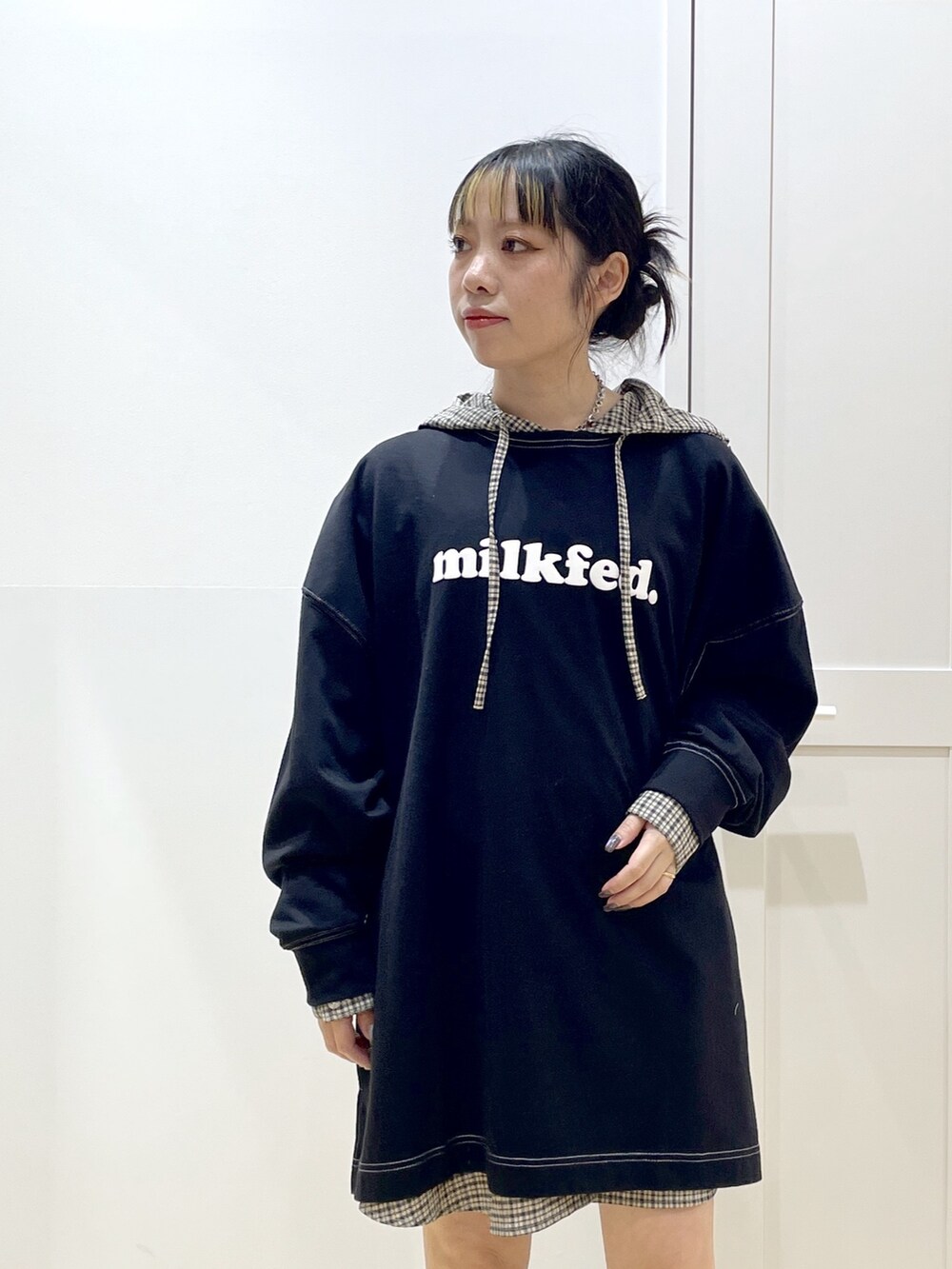 ブラック系のTシャツ/カットソー、ベージュ系のシャツ/ブラウス、シルバー系のショルダーバッグを着用したレディースの冬コーディネートの5枚目の写真