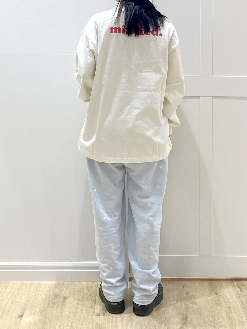 ブルー系のニット/セーター、ホワイト系のTシャツ/カットソー、ブルー系のスウェットパンツを着用したレディースの冬コーディネートの7枚目の写真