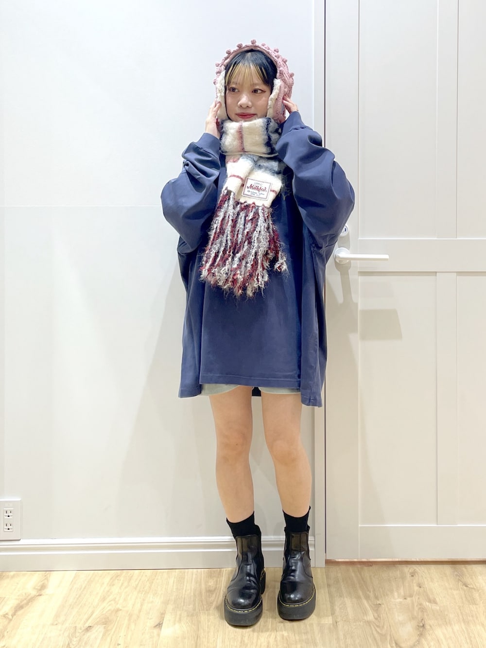 ブルー系のその他パンツ、ブルー系のTシャツ/カットソー、ブラック系のブーツを着用したレディースの冬コーディネートの3枚目の写真