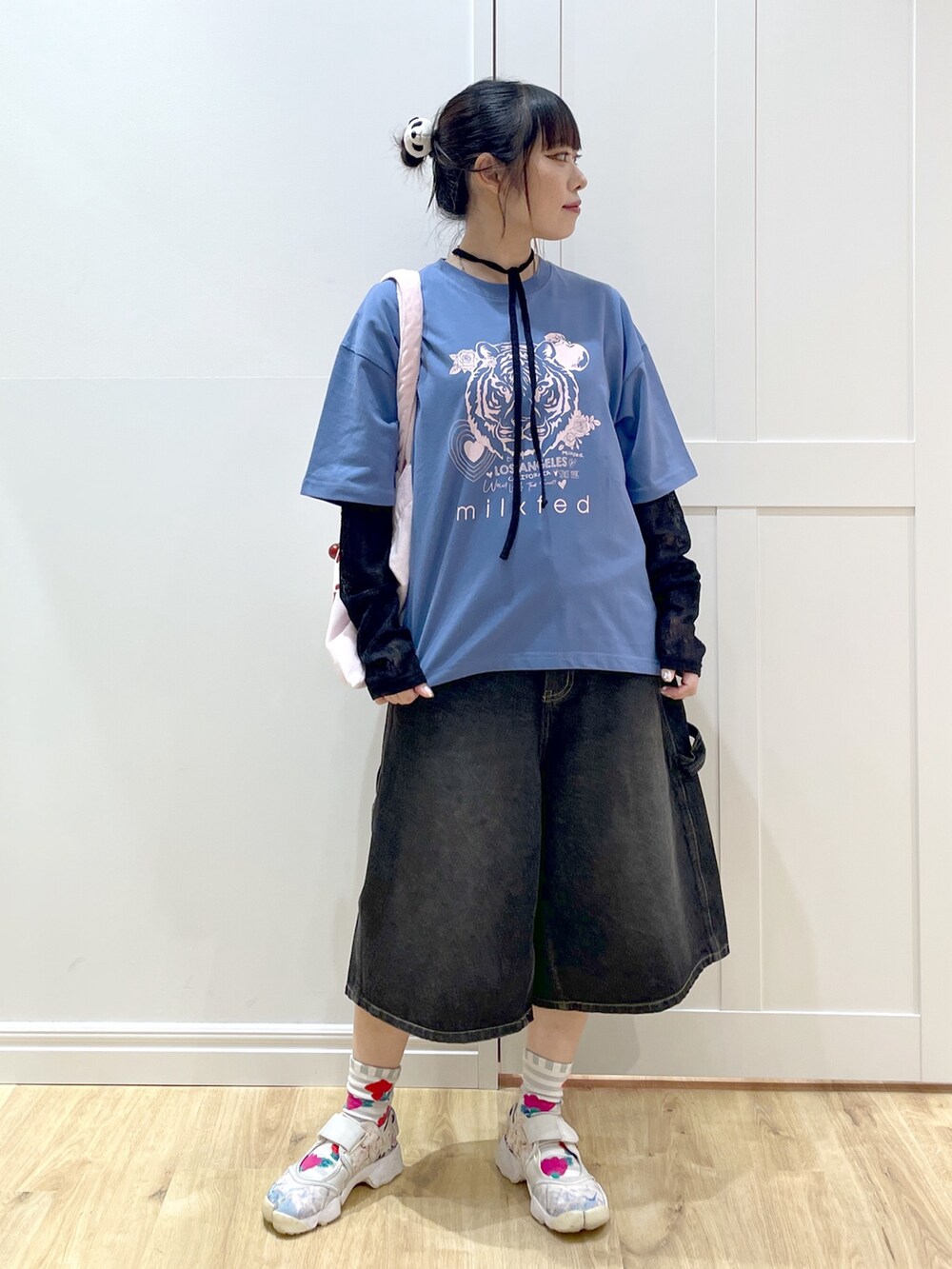 ブルー系のTシャツ/カットソー、ブラック系のTシャツ/カットソー、ブラック系のデニムパンツを着用したレディースの秋コーディネートの2枚目の写真