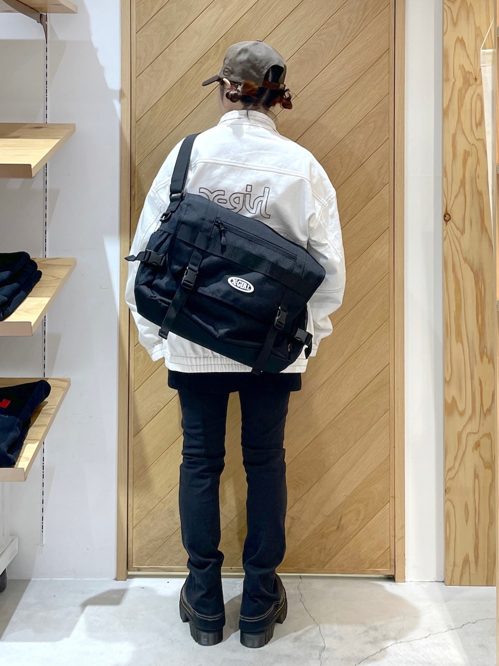 ブラック系のその他パンツ、ブラック系のブーツ、グレー系のパーカーを着用したレディースの冬コーディネートの2枚目の写真