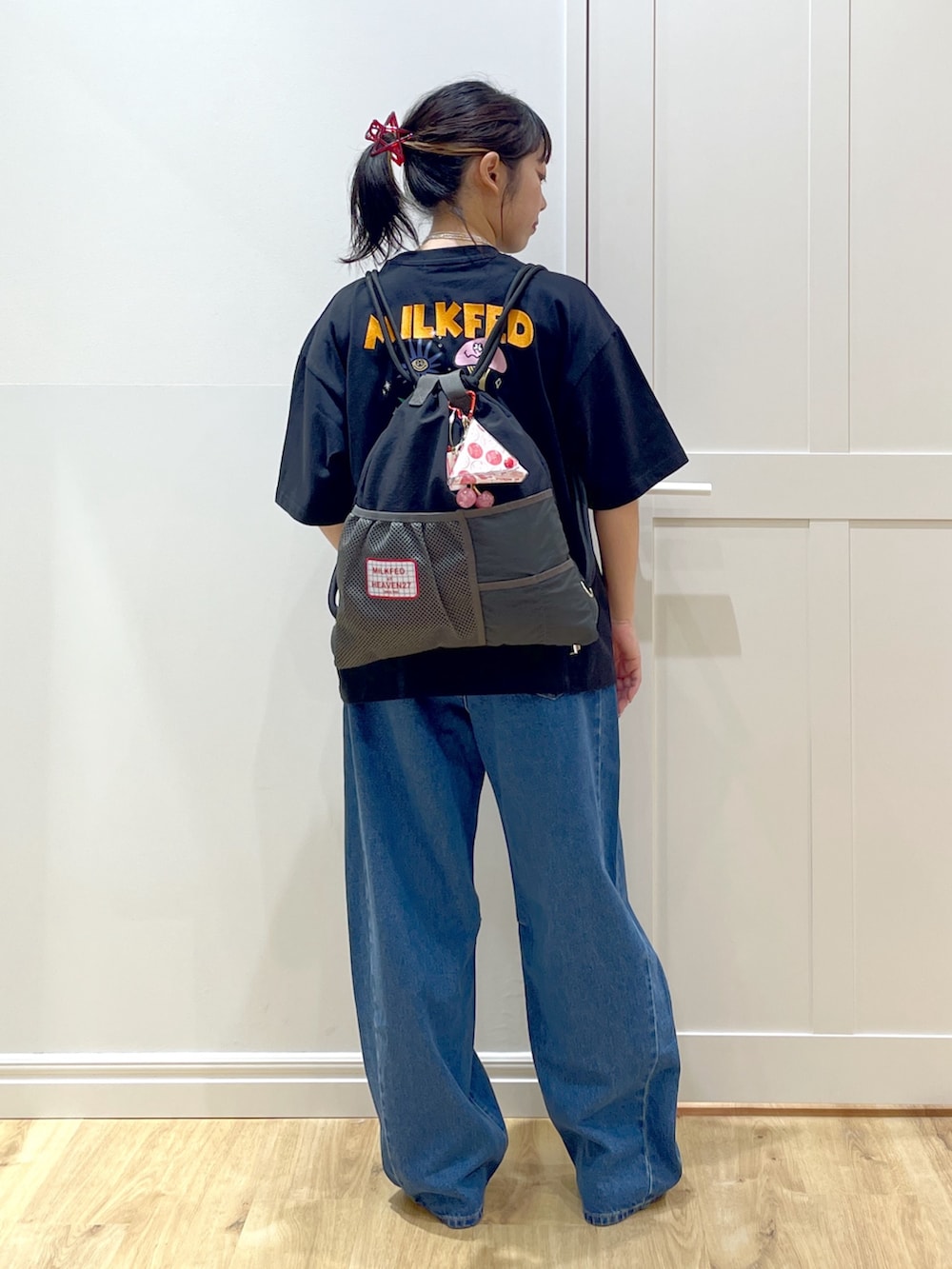 「骨格ストレート、Tシャツ、Tシャツ×デニム、デニム、デニムパンツ、ナップサック、キーホルダー、刺繍、黒Tシャツ、テーマパークコーデ、シンプルコーデ、サンダル、オトナカジュアル、おしゃれさんと繋がりたい、低身長」|「MILKFED.のWIDE LEG DENIM PANTS(デニムパンツ、ブルー系)」を使った、SAKI 🍣さん(骨格ストレート・レディース・151cm)の夏コーディネートの2枚目の写真