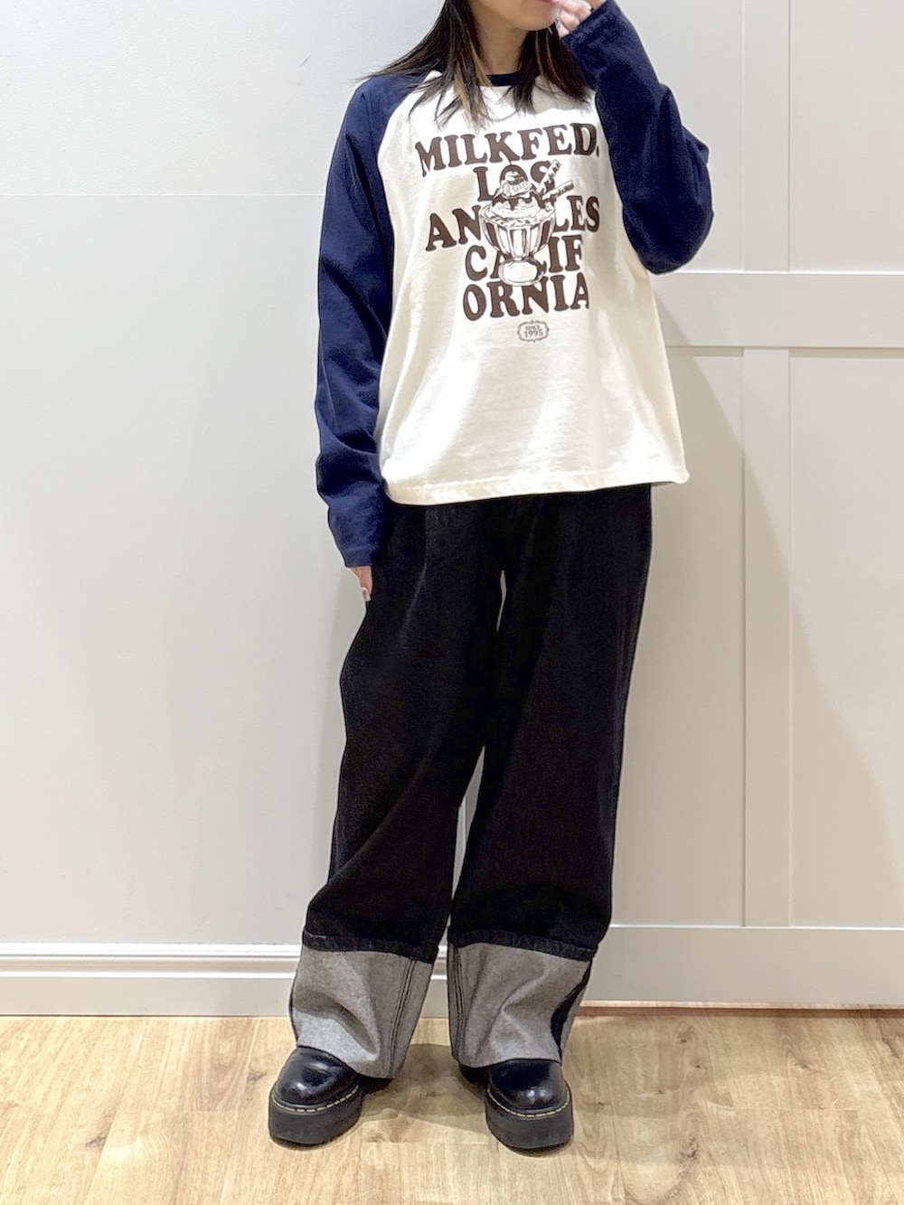 ブラック系のデニムパンツ、ホワイト系のTシャツ/カットソー、グレー系のショルダーバッグを着用したレディースの冬コーディネートの7枚目の写真