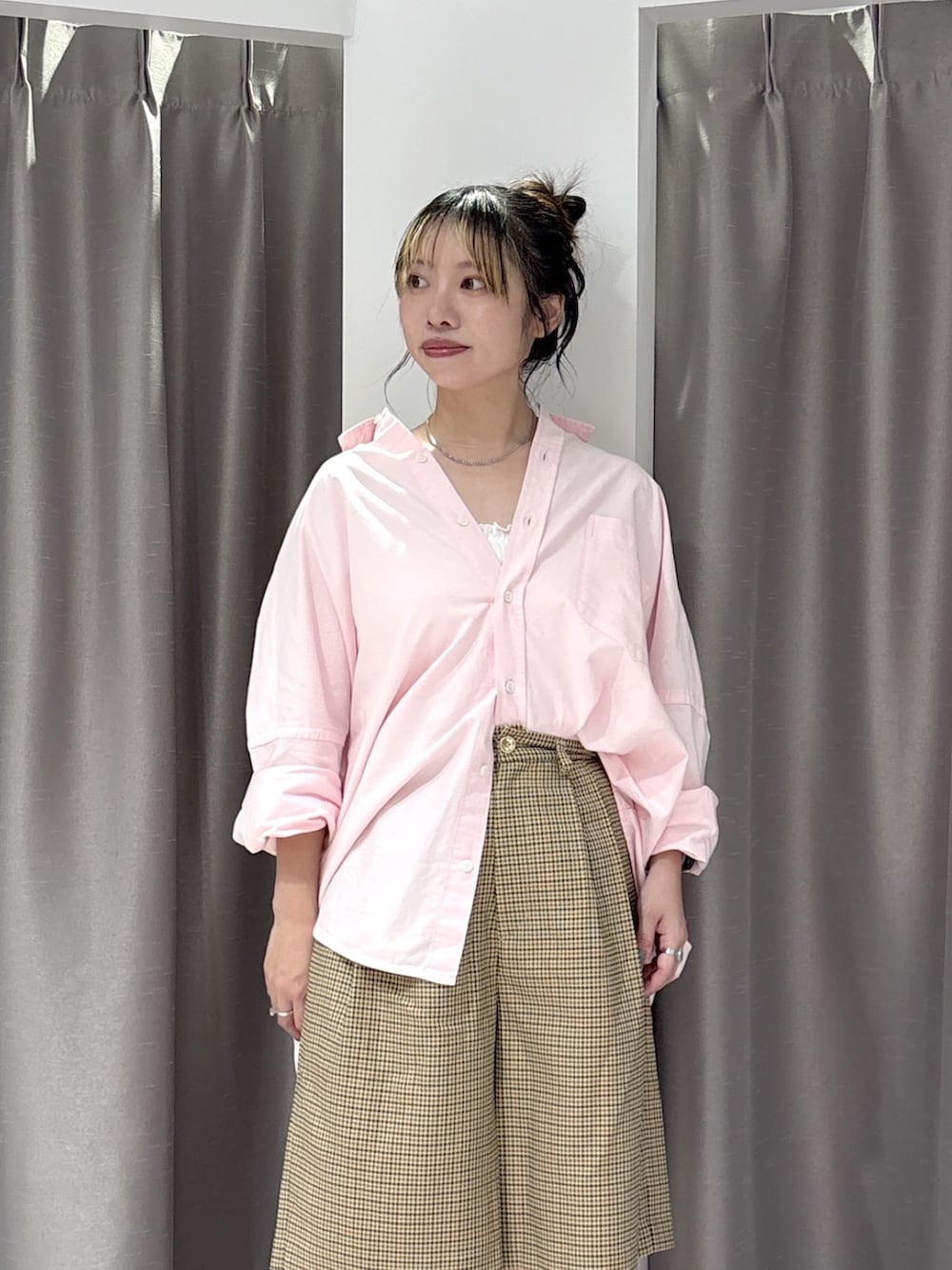 ベージュ系のその他パンツ、ピンク系のシャツ/ブラウス、ブラック系のブーツを着用したレディースの夏コーディネートの5枚目の写真