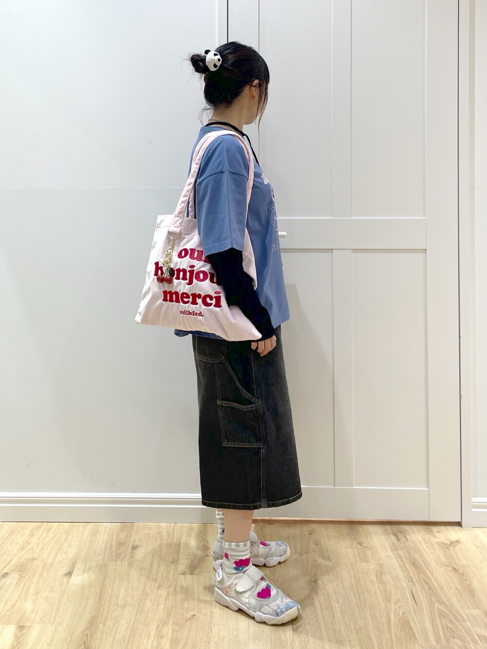 ブルー系のTシャツ/カットソー、ブラック系のTシャツ/カットソー、ブラック系のデニムパンツを着用したレディースの秋コーディネートの3枚目の写真