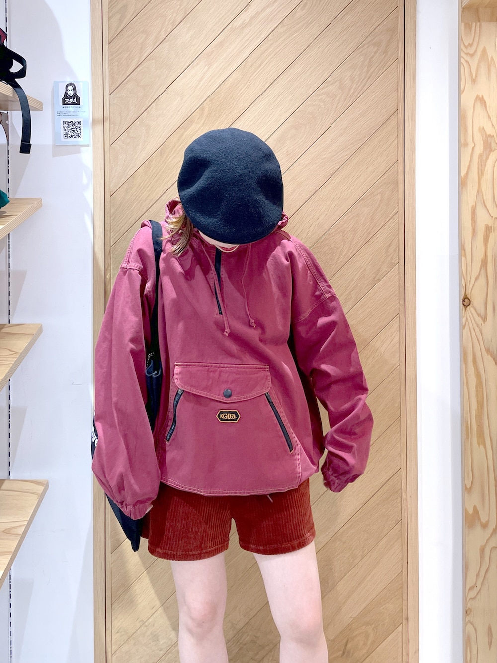 ブラウン系のその他パンツ、ブラック系のブーツ、ホワイト系のトートバッグを着用したレディースの秋コーディネートの3枚目の写真