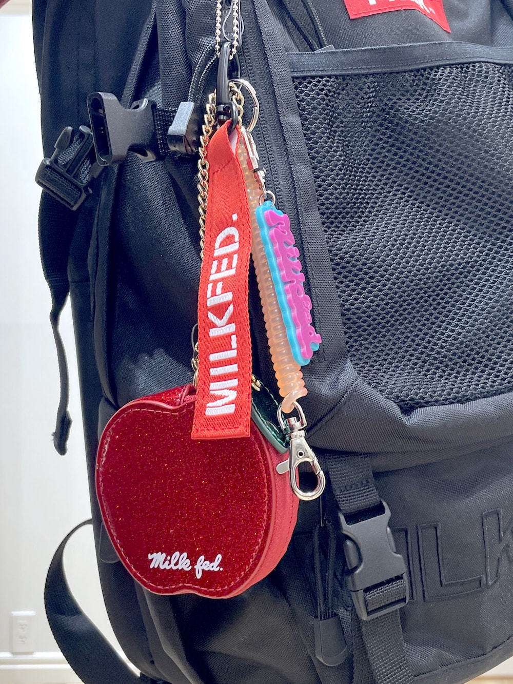 ベージュ系のブーツ、ブルー系のデニムパンツ、ブラック系のベストを着用したレディースの秋コーディネートの9枚目の写真