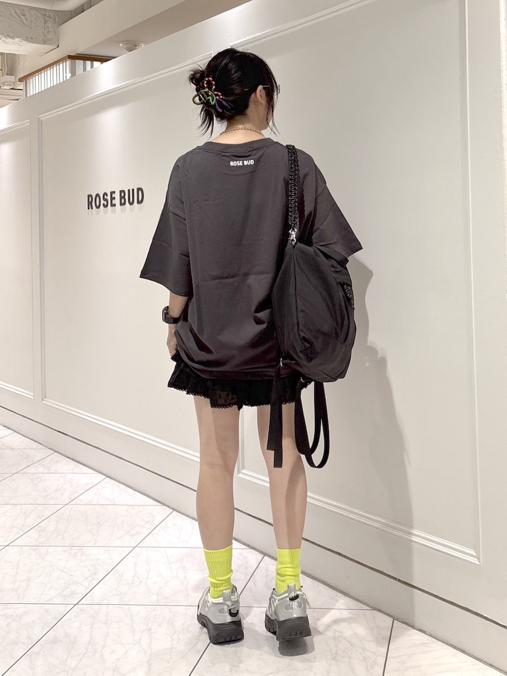 グレー系のTシャツ/カットソー、シルバー系のスニーカー、ブラック系のその他パンツを着用したレディースの夏コーディネートの3枚目の写真