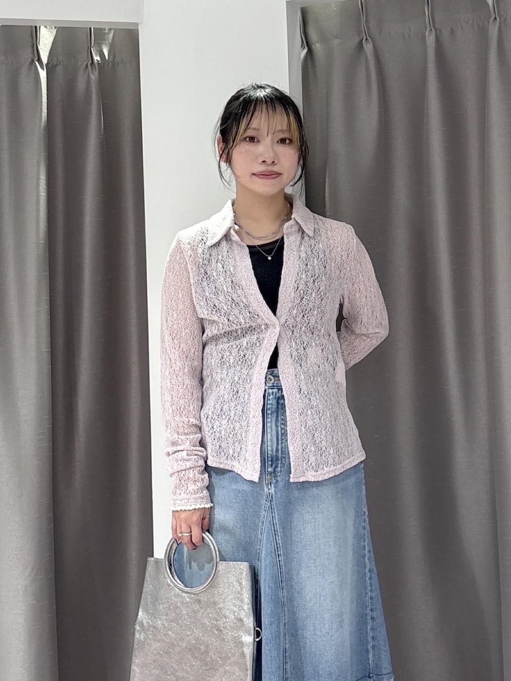 ブラック系のブーツ、ブルー系のデニムパンツ、ブルー系のデニムスカートを着用したレディースの秋コーディネートの5枚目の写真