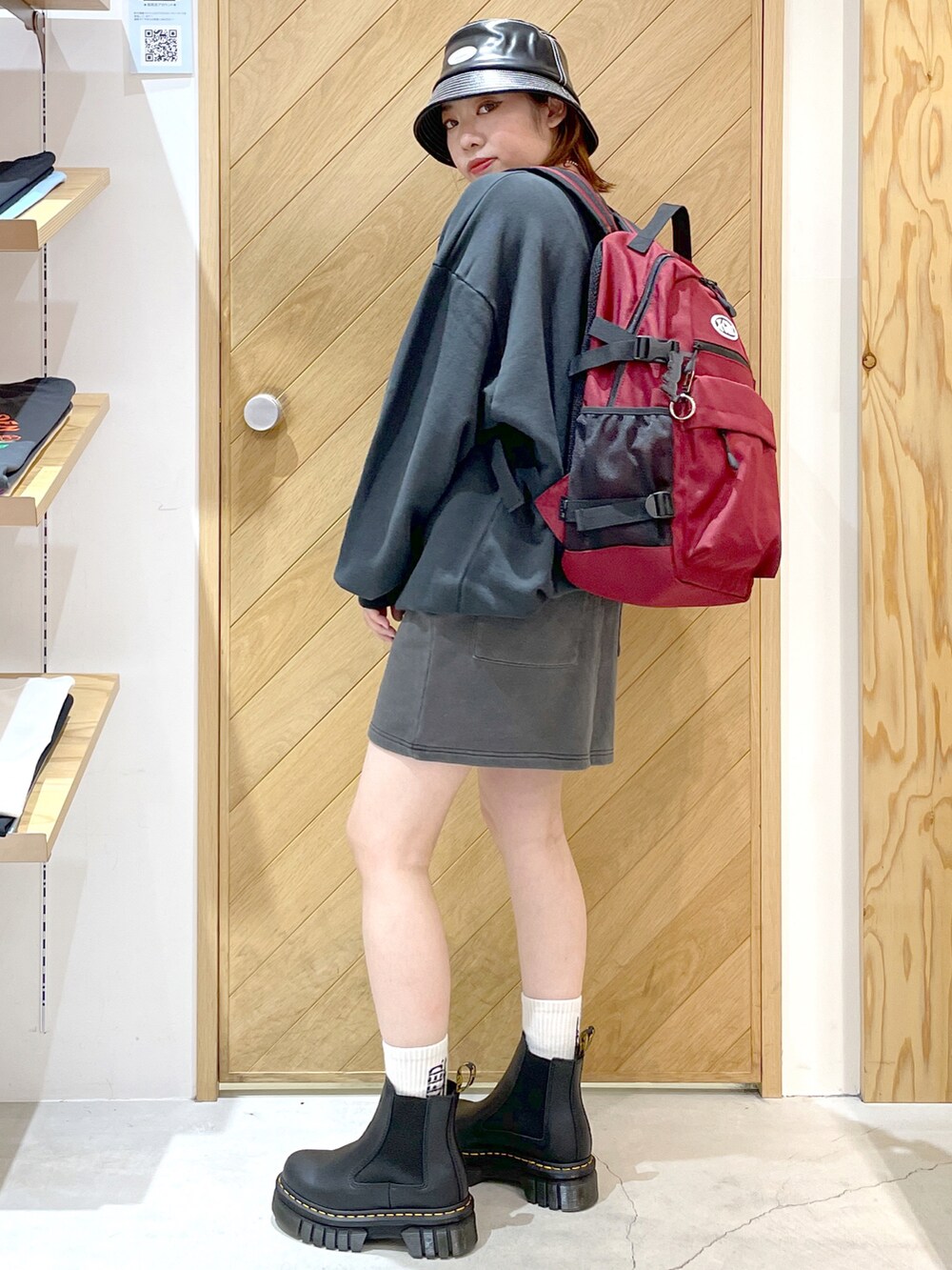 「おしゃれさんと繋がりたい、ブーツ、ドクターマーチン、x-girl、エックスガール、バックパック、オーバーサイズ、カレッジスウェット、スウェット、バケットハット、低身長、相互フォロー、ミニスカート、スウェットセットアップ、ストリート」｜「X-girlのFAUX LEATHER BUCKET HAT/フェイクレザー バケットハット（ハット、ブラック系）」を使った、SAKI 🍣さん（レディース・151cm）の秋コーディネートの2枚目の写真