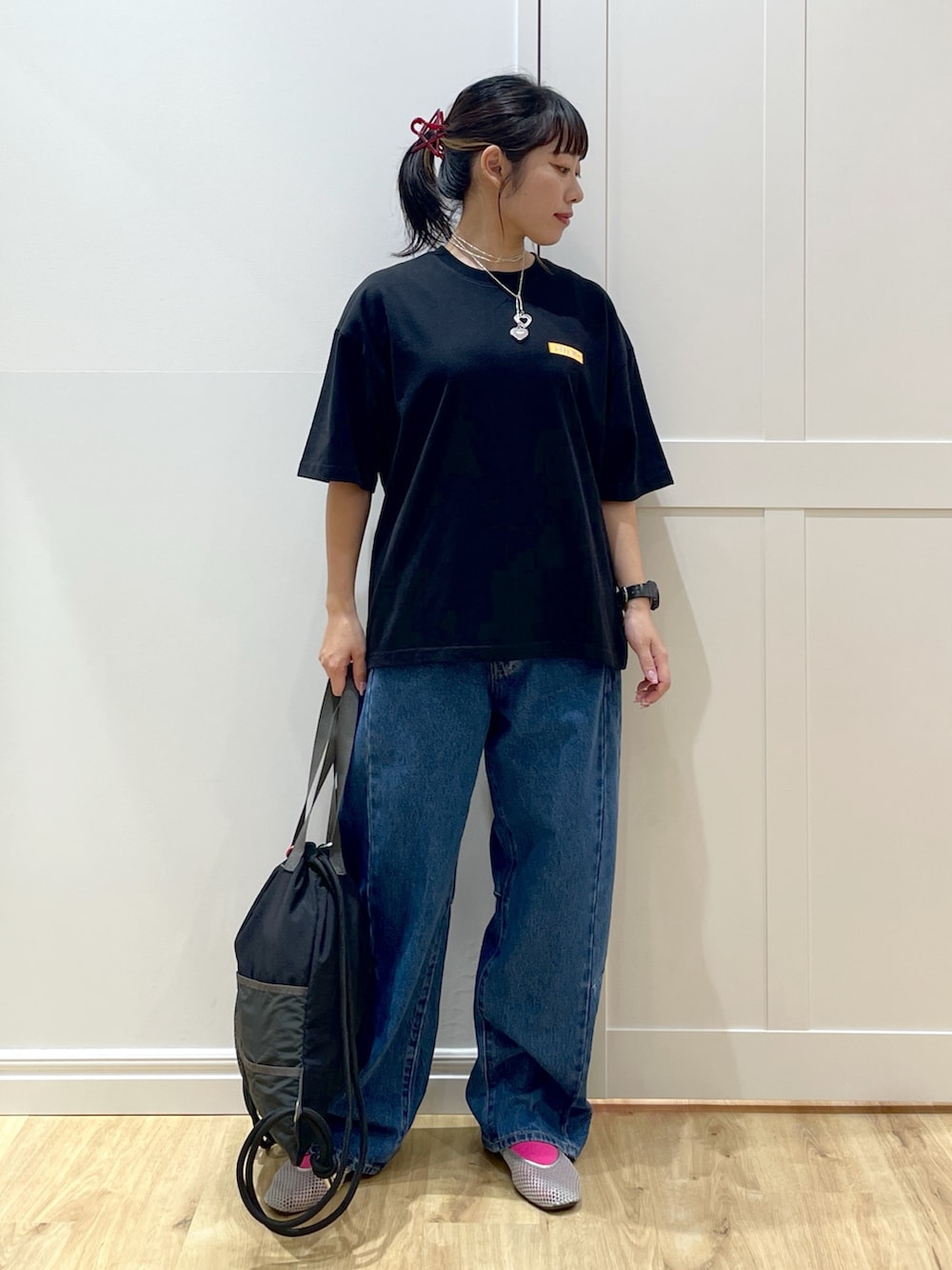 「骨格ストレート、Tシャツ、Tシャツ×デニム、デニム、デニムパンツ、ナップサック、キーホルダー、刺繍、黒Tシャツ、テーマパークコーデ、シンプルコーデ、サンダル、オトナカジュアル、おしゃれさんと繋がりたい、低身長」|「MILKFED.のWIDE LEG DENIM PANTS(デニムパンツ、ブルー系)」を使った、SAKI 🍣さん(骨格ストレート・レディース・151cm)の夏コーディネートの4枚目の写真