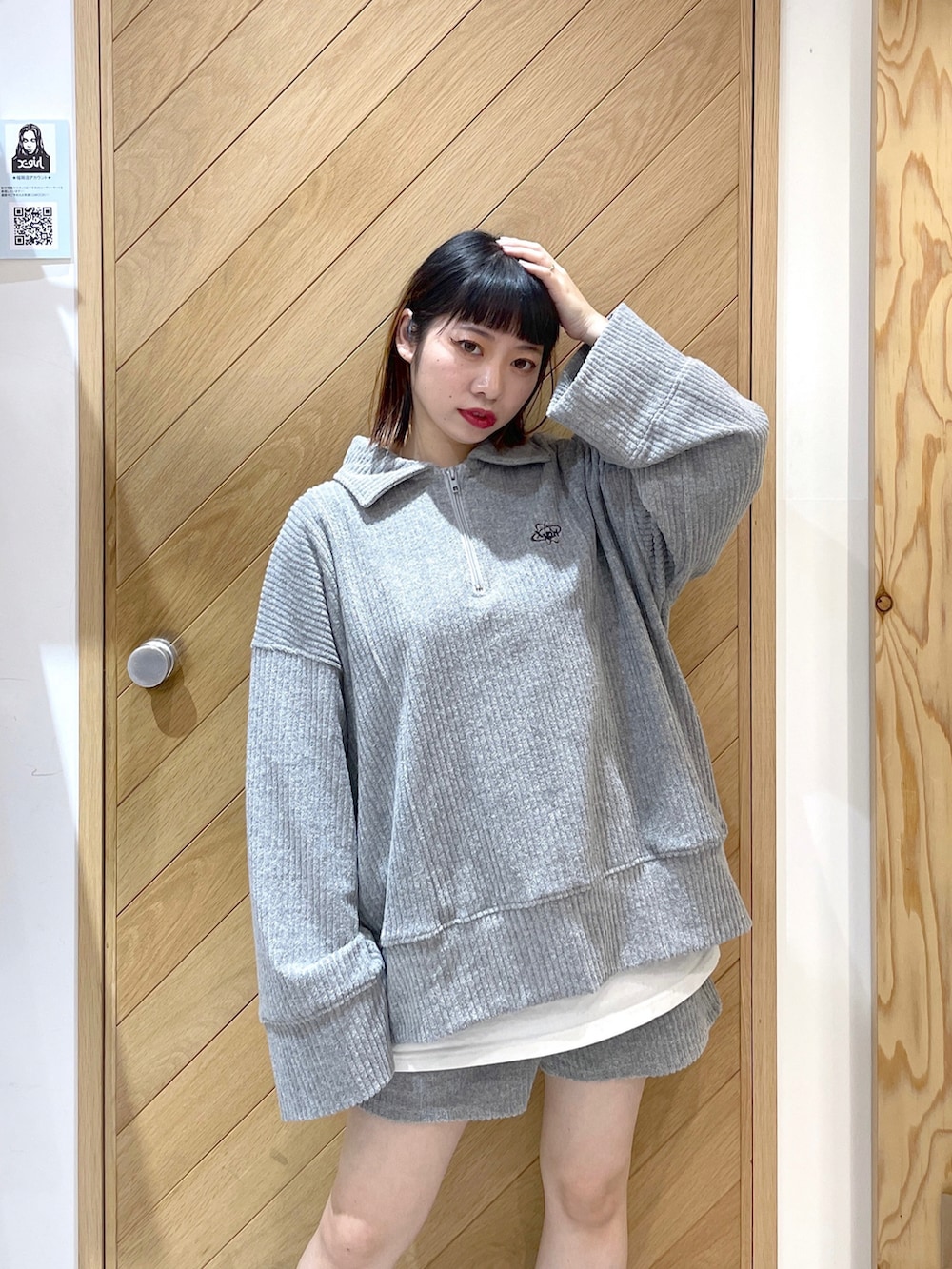 ホワイト系のスニーカー、ホワイト系のTシャツ/カットソー、グレー系のスウェットを着用したレディースの冬コーディネートの3枚目の写真