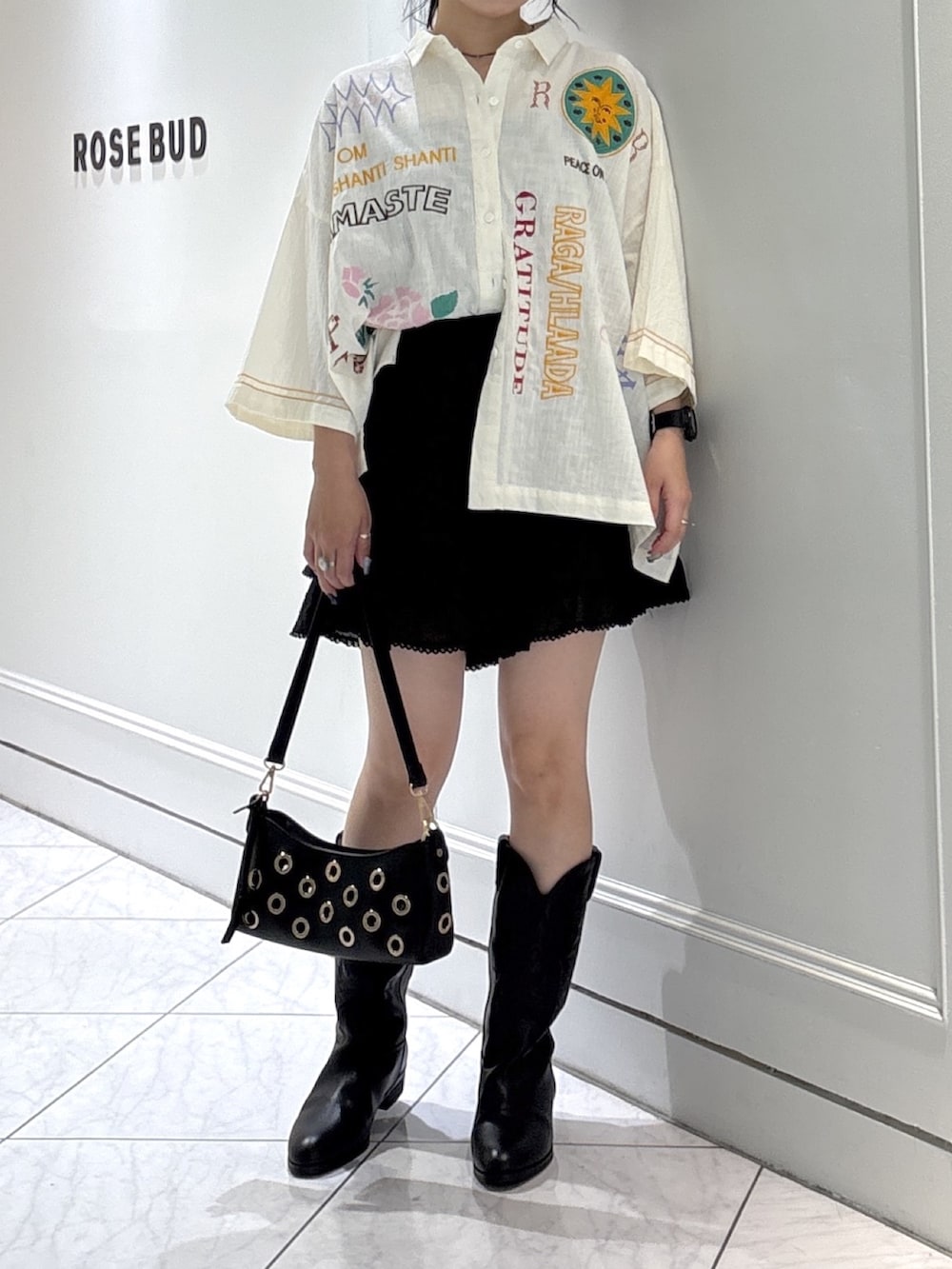 その他のシャツ/ブラウス、ブラック系のブーツ、ブラック系のショルダーバッグを着用したレディースの夏コーディネートの6枚目の写真