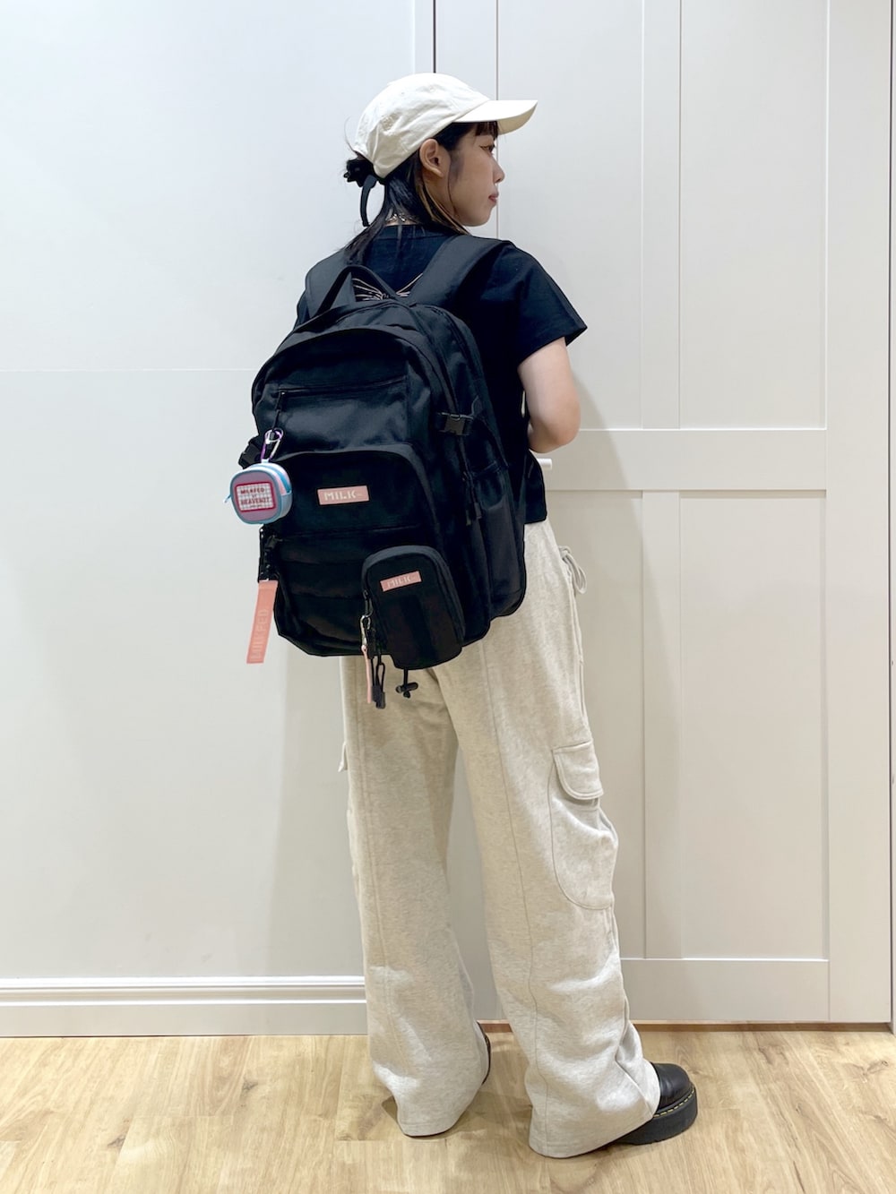 ブラック系のブーツを着用したレディースの夏コーディネートの2枚目の写真