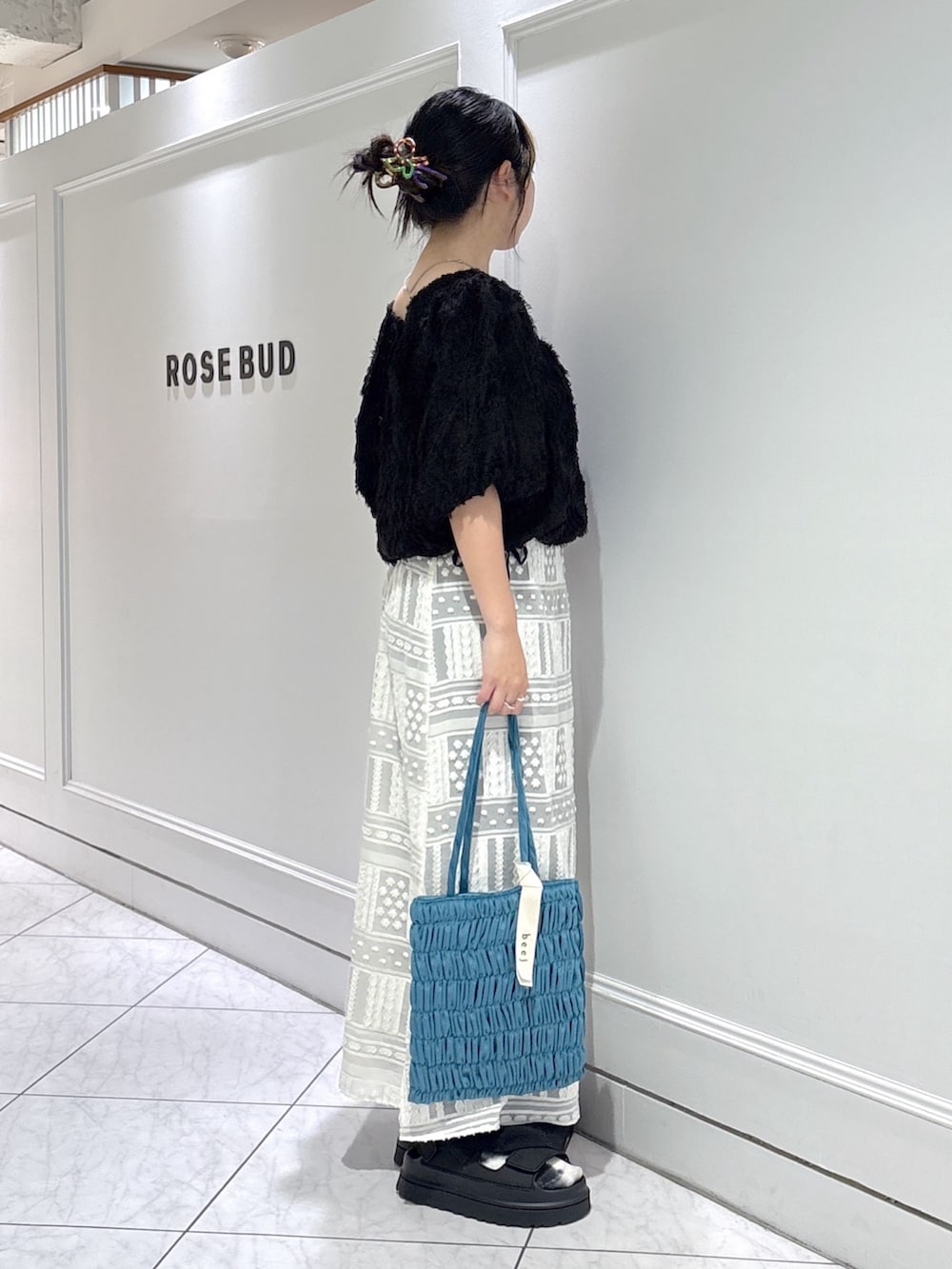 ブラック系のその他パンツ、ホワイト系のワンピース、ブラック系のシャツ/ブラウスを着用したレディースの夏コーディネートの2枚目の写真