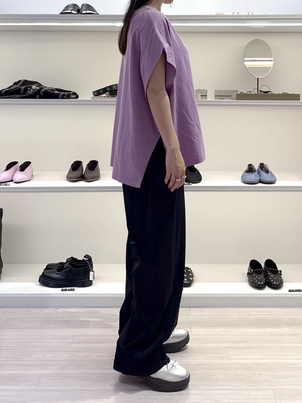 ブラック系のカーディガン/ボレロ、ブラック系のその他パンツ、パープル系のTシャツ/カットソーを着用したレディースの夏コーディネートの5枚目の写真
