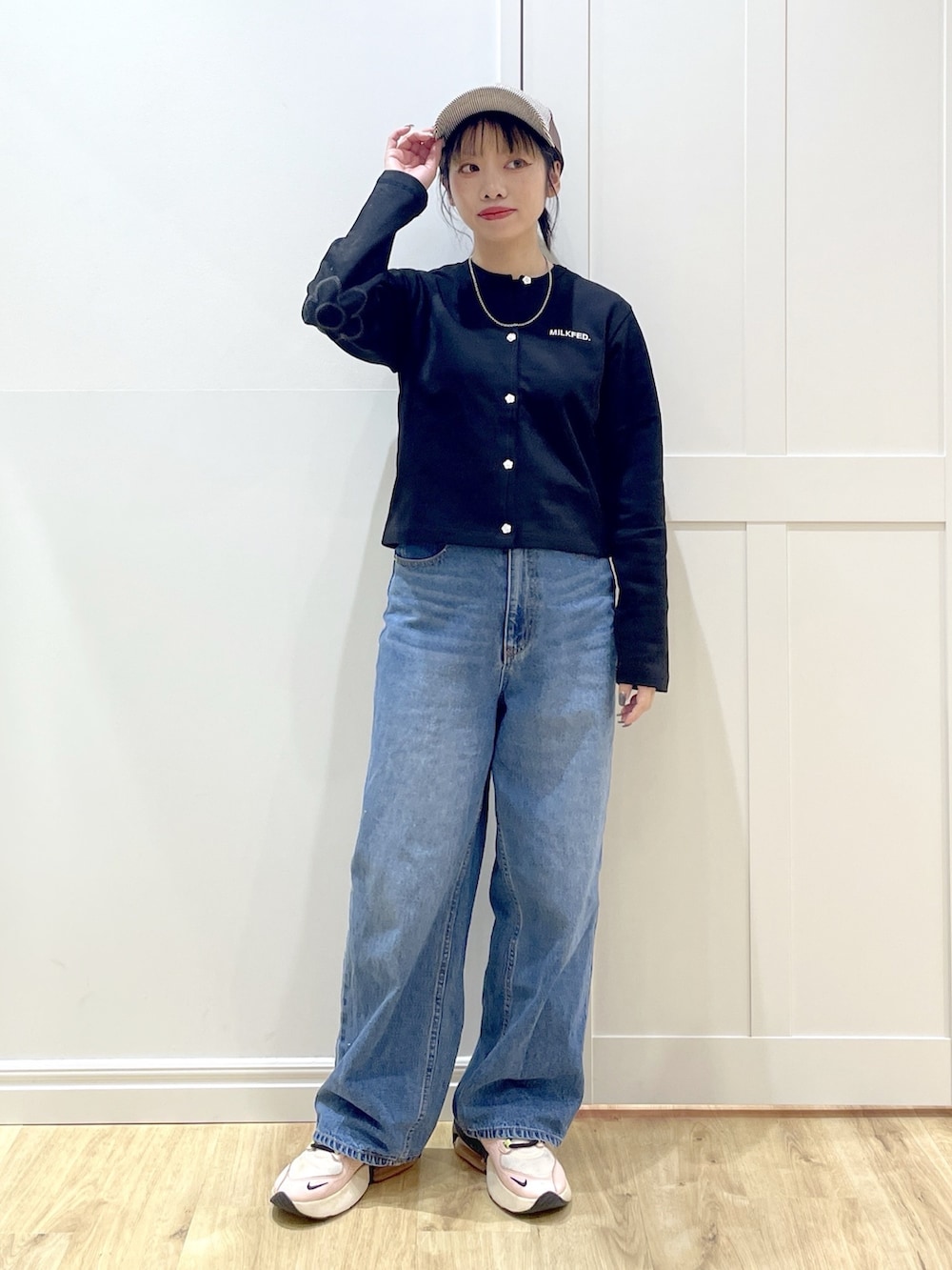 ベージュ系のパーカー、ブルー系のデニムパンツ、ブラック系のカーディガン/ボレロを着用したレディースの冬コーディネートの5枚目の写真