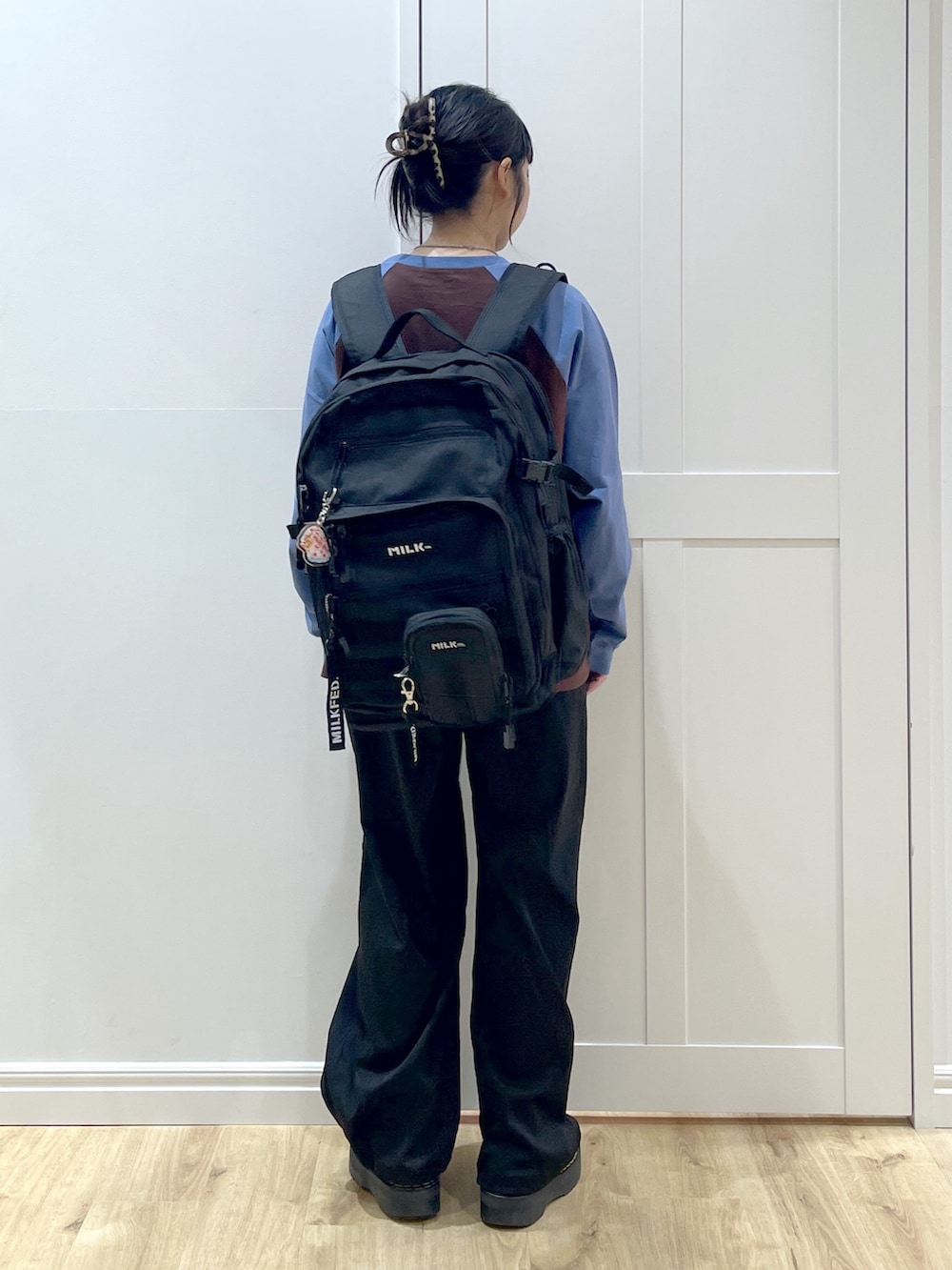 ブラック系のその他パンツ、ブラック系のブーツ、ブラウン系のTシャツ/カットソーを着用したレディースの夏コーディネートの2枚目の写真