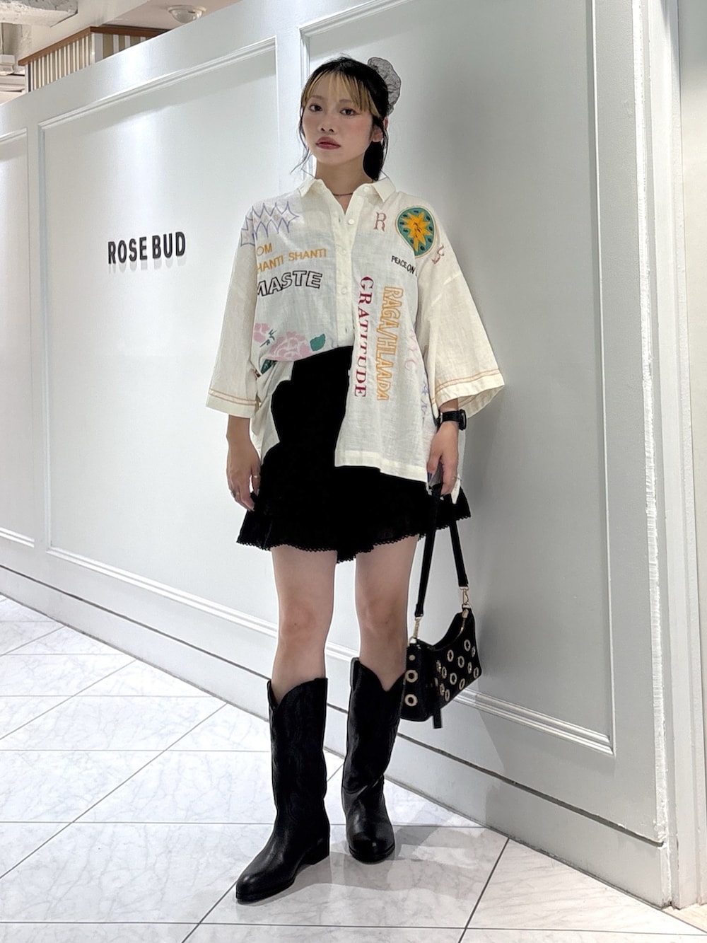 その他のシャツ/ブラウス、ブラック系のブーツ、ブラック系のショルダーバッグを着用したレディースの夏コーディネートの4枚目の写真
