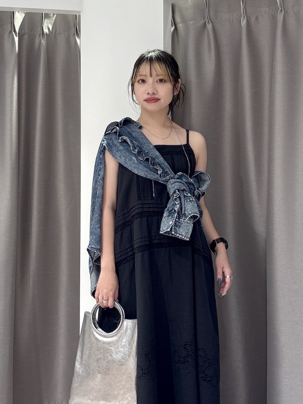 ブラック系のワンピース、ブルー系のシャツ/ブラウス、ブラック系のサンダルを着用したレディースの夏コーディネートの4枚目の写真
