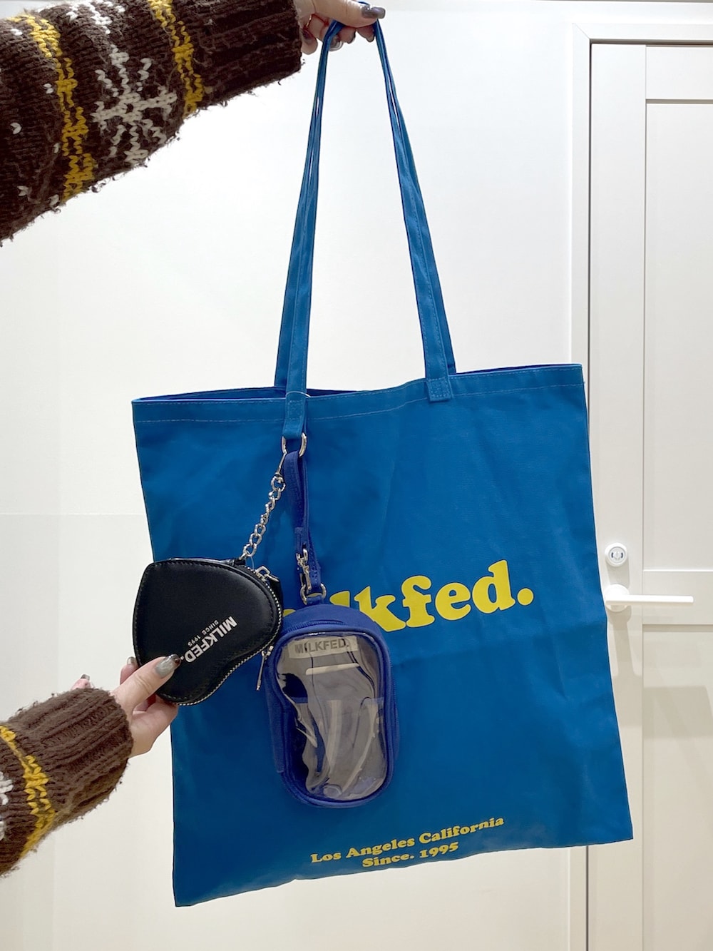 ブラウン系のその他アウター、ブラック系のスカート、ブラック系のブーツを着用したレディースの冬コーディネートの6枚目の写真