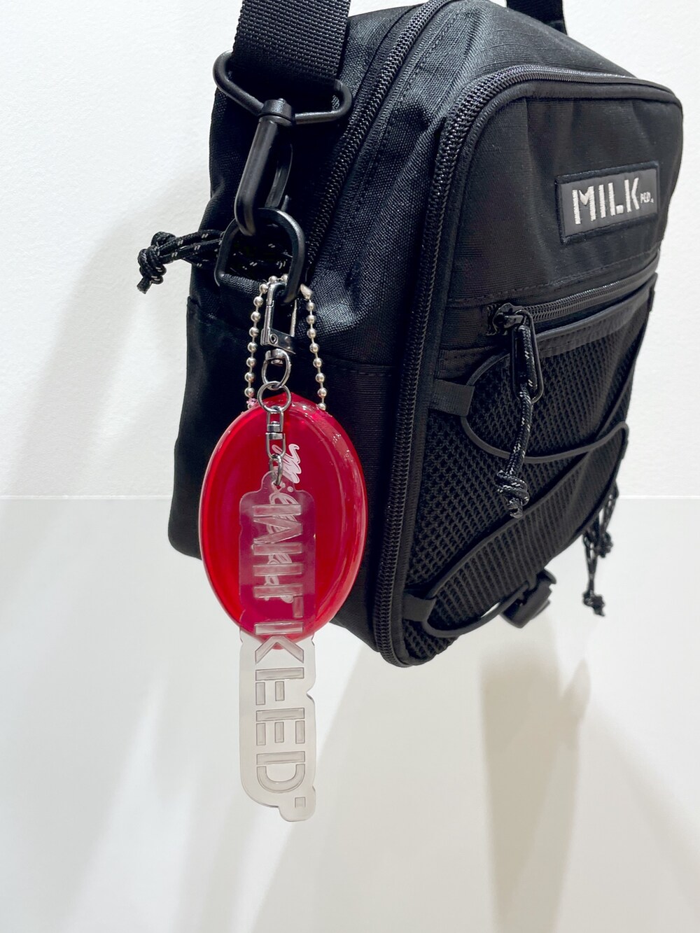 ブラック系のスウェットパンツ、ブルー系のTシャツ/カットソー、ブラック系のサンダルを着用したレディースの夏コーディネートの5枚目の写真