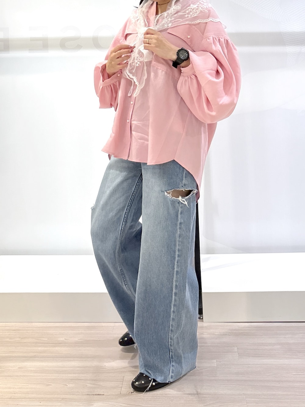 ブラック系のその他シューズ、ピンク系のシャツ/ブラウス、ブルー系のデニムパンツを着用したレディースの春コーディネートの6枚目の写真