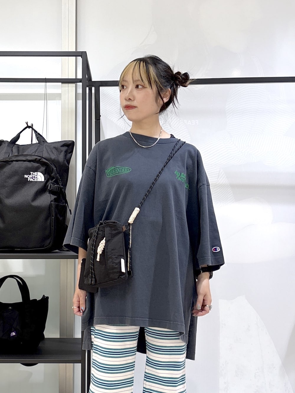 ブルー系のTシャツ/カットソー、ブラック系のショルダーバッグ、ブラック系のサンダルを着用したレディースの春コーディネートの4枚目の写真
