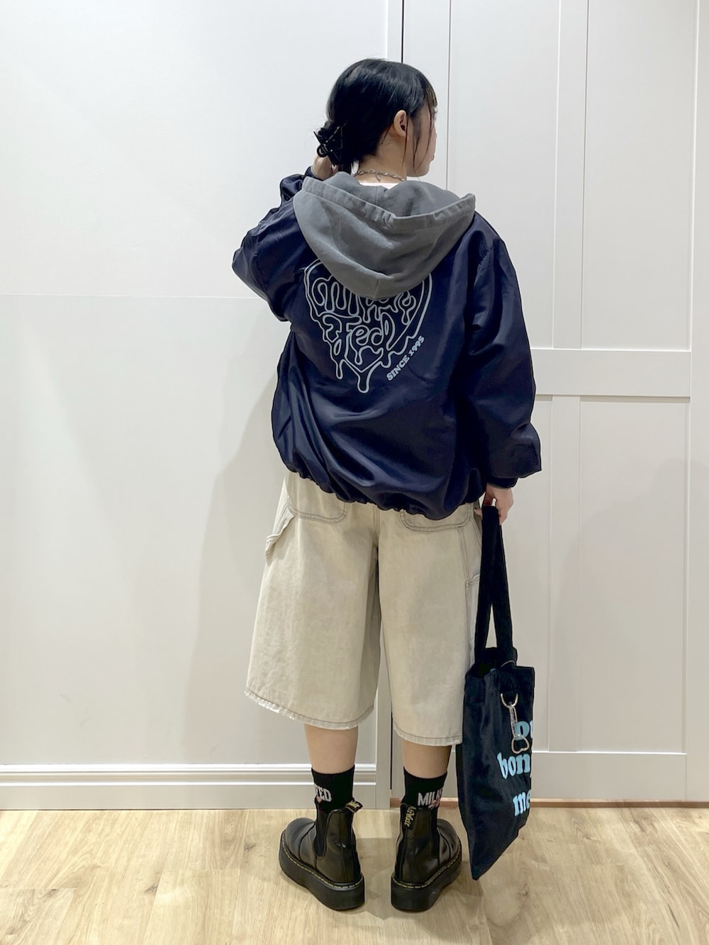 ピンク系のTシャツ/カットソー、ホワイト系のデニムパンツ、ブルー系のブルゾンを着用したレディースの冬コーディネートの3枚目の写真