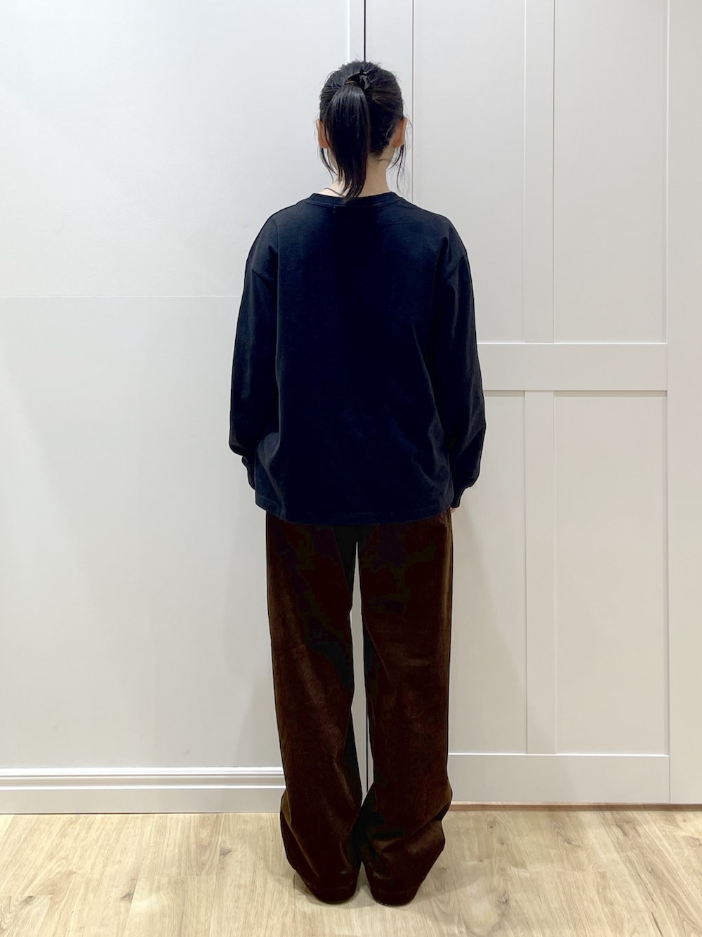 ブラック系のTシャツ/カットソー、レッド系のパーカー、ブラック系のブルゾンを着用したレディースの秋コーディネートの9枚目の写真