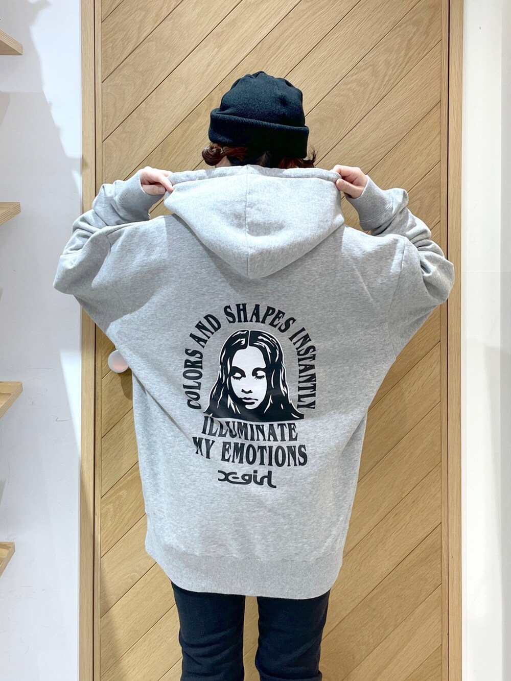 ブラック系のその他パンツ、ブラック系のブーツ、グレー系のパーカーを着用したレディースの冬コーディネートの3枚目の写真