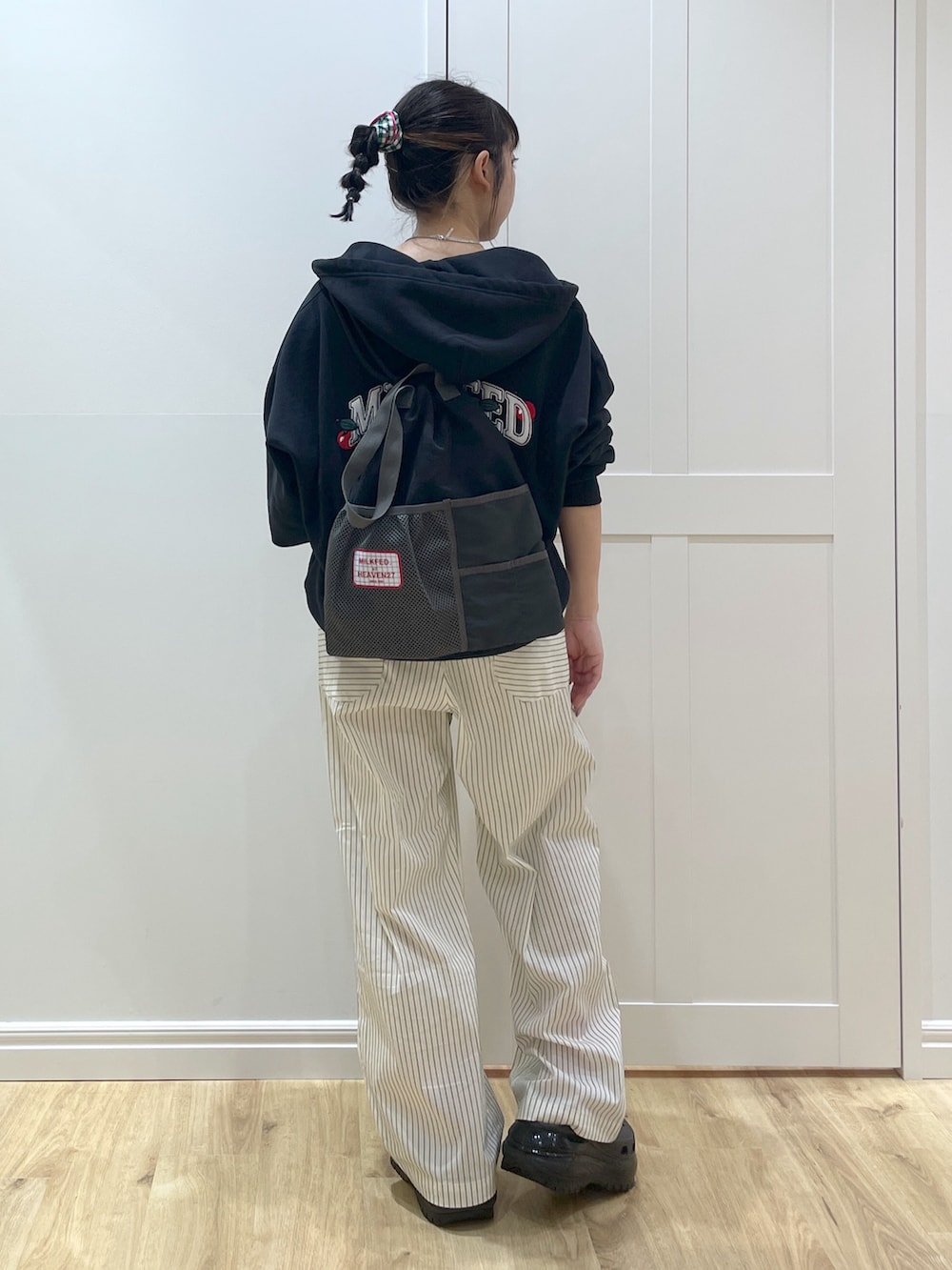 ブラック系のサンダル、ブラック系のバックパック/リュック、ホワイト系のその他パンツを着用したレディースの春コーディネートの2枚目の写真