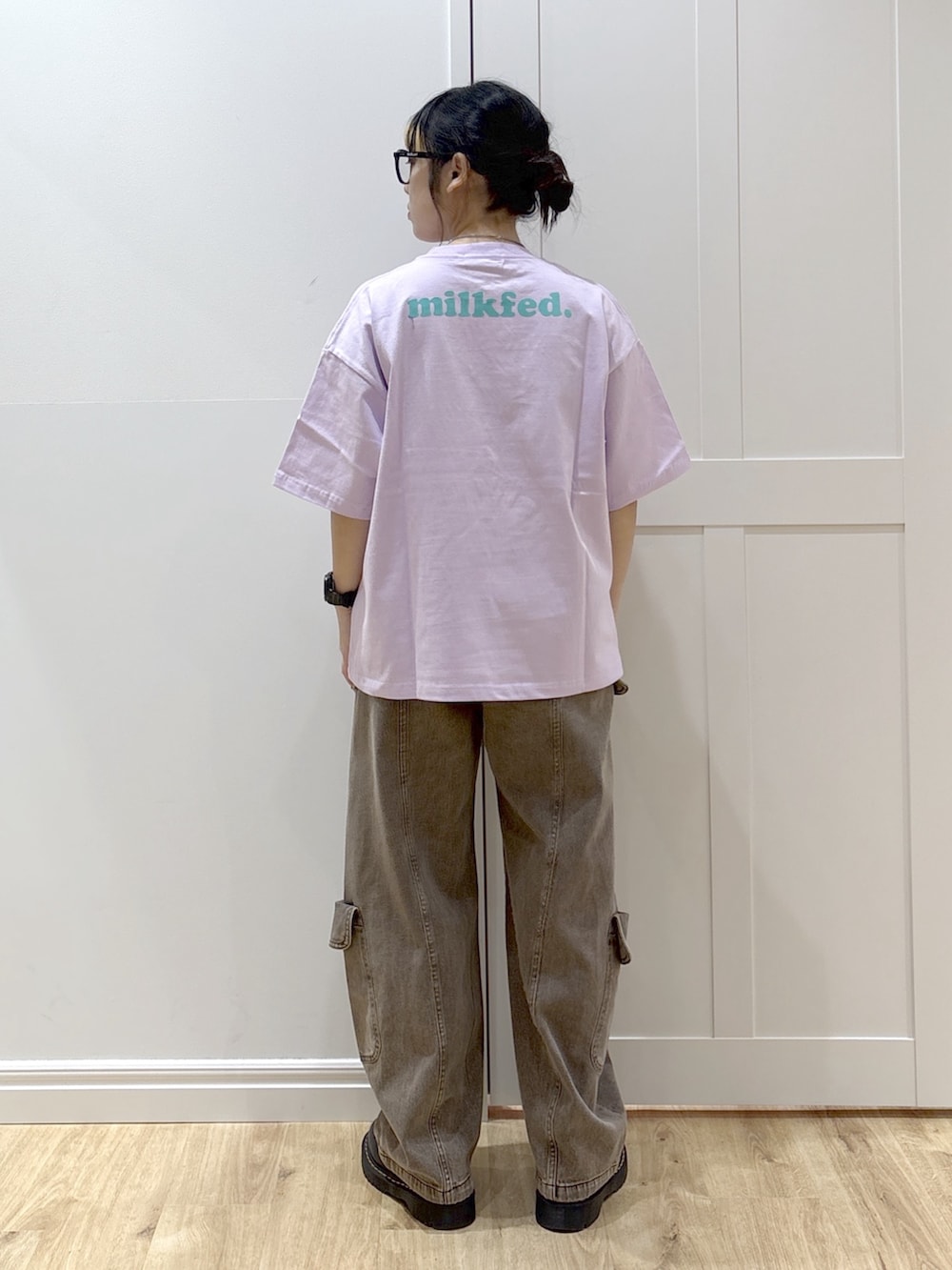 ベージュ系のパーカー、パープル系のTシャツ/カットソー、ブラウン系のその他パンツを着用したレディースの春コーディネートの7枚目の写真
