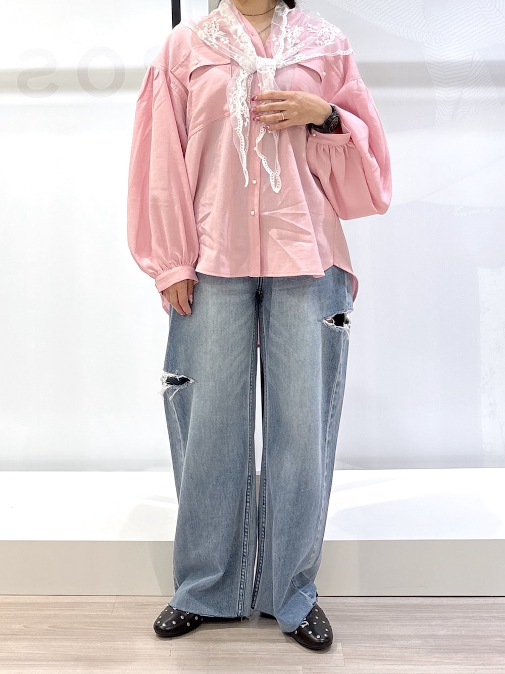 ブラック系のその他シューズ、ピンク系のシャツ/ブラウス、ブルー系のデニムパンツを着用したレディースの春コーディネートの7枚目の写真