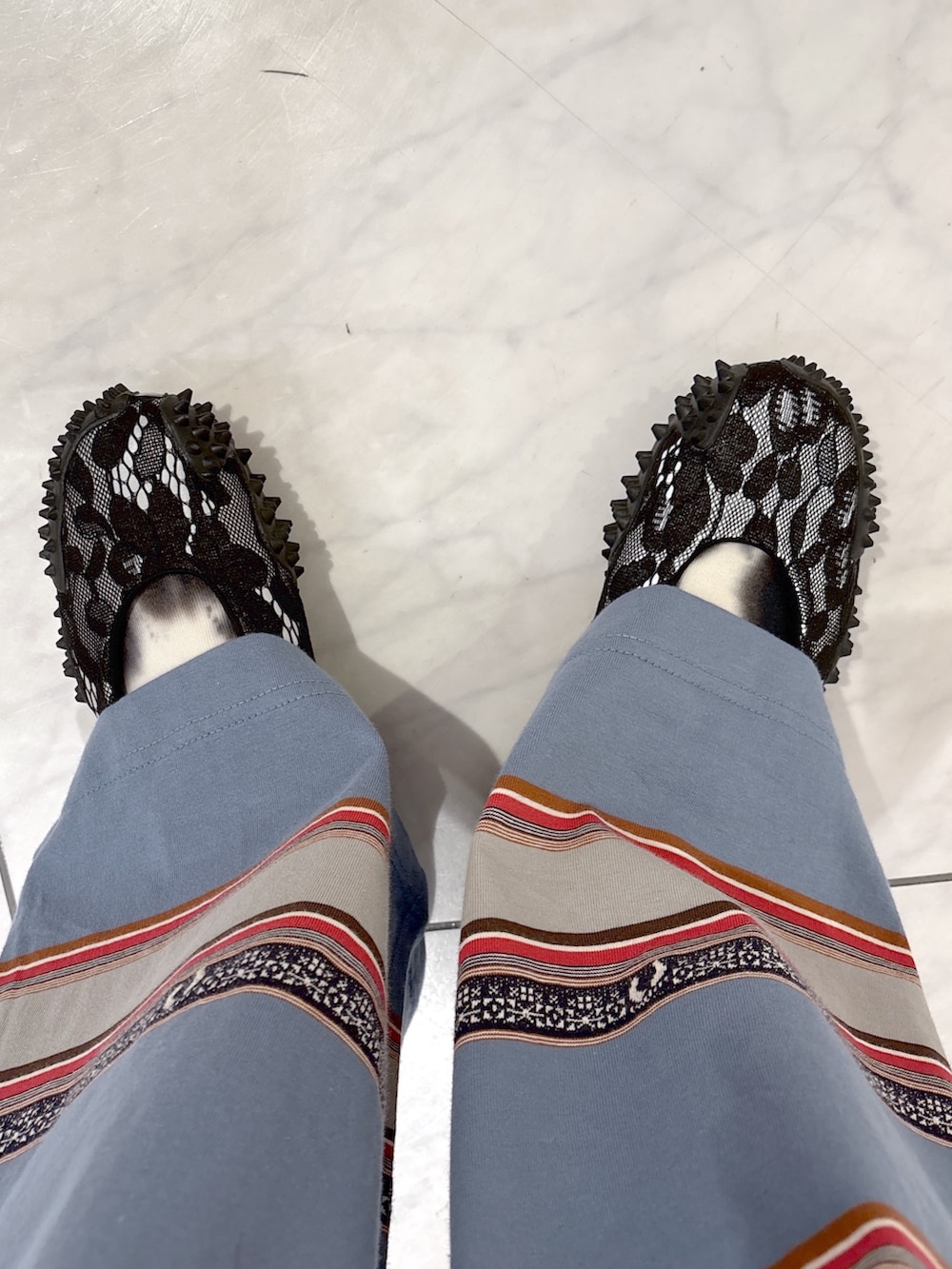 ブラック系のショルダーバッグ、ブルー系のワンピース、ブルー系のその他パンツを着用したレディースの春コーディネートの7枚目の写真