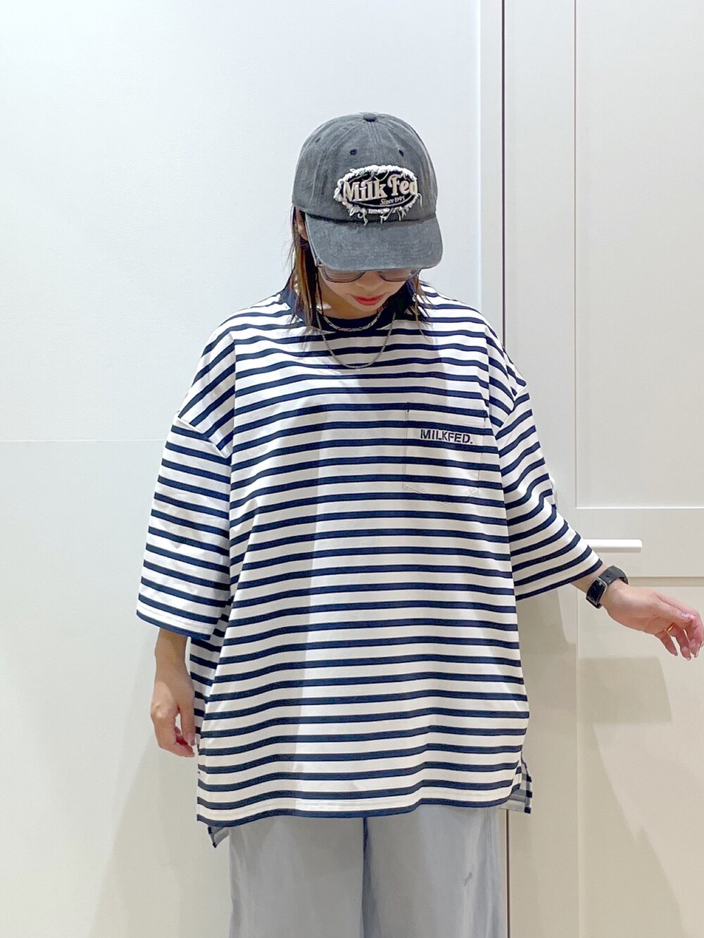 ブラック系のバックパック/リュック、ブルー系のその他パンツ、ブラック系のサンダルを着用したレディースの夏コーディネートの6枚目の写真