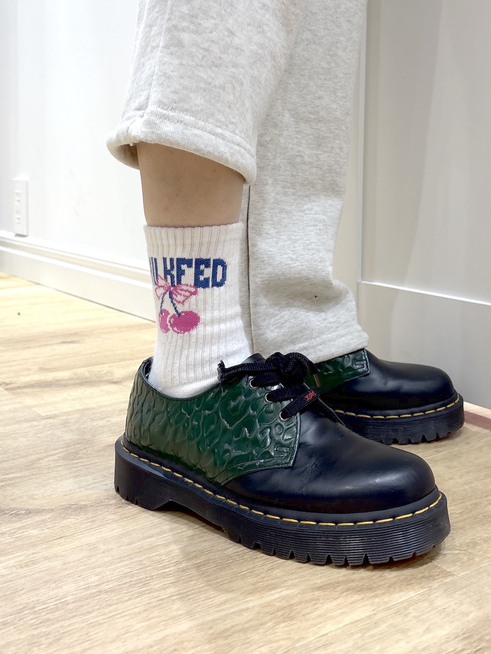 ベージュ系のスウェット、ベージュ系のスウェットパンツ、パープル系のショルダーバッグを着用したレディースの冬コーディネートの9枚目の写真