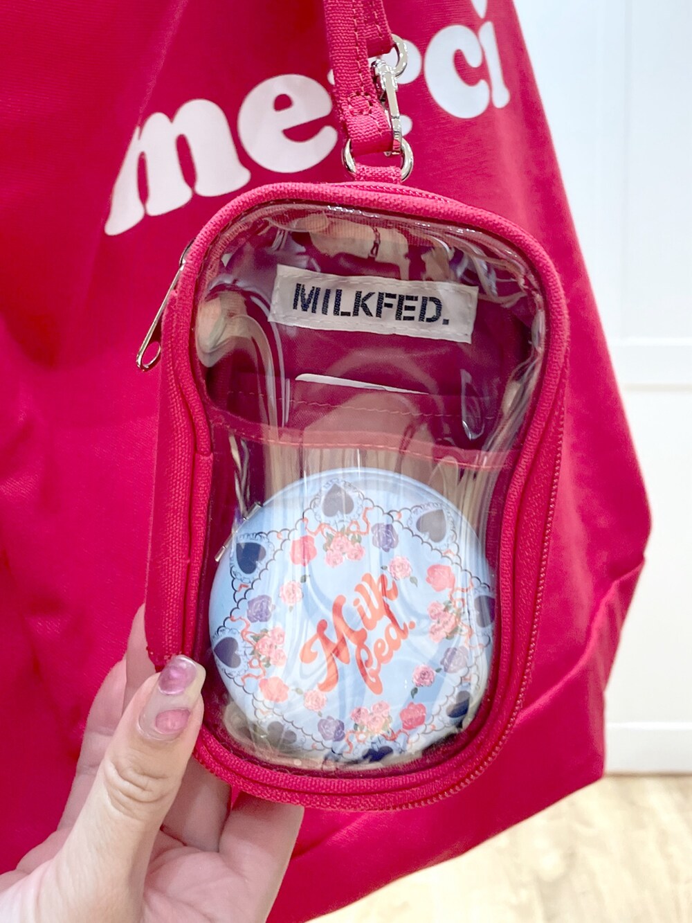 レッド系のトートバッグ、ブラック系のTシャツ/カットソー、ブラック系のスカートを着用したレディースの夏コーディネートの6枚目の写真