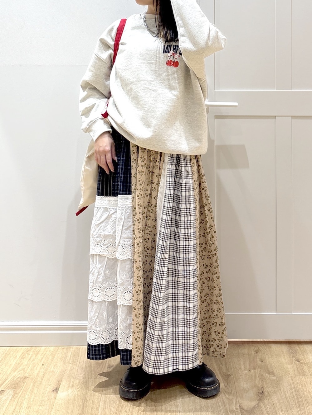 ホワイト系のトートバッグ、ベージュ系のスウェット、ベージュ系のスカートを着用したレディースの冬コーディネートの5枚目の写真