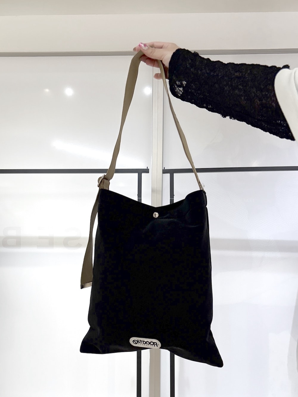 ブラック系のデニムパンツ、シルバー系のスニーカー、ホワイト系のTシャツ/カットソーを着用したレディースの春コーディネートの7枚目の写真