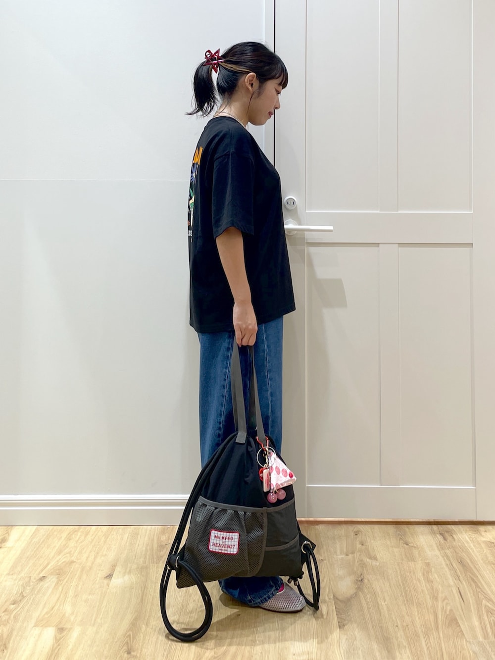 「骨格ストレート、Tシャツ、Tシャツ×デニム、デニム、デニムパンツ、ナップサック、キーホルダー、刺繍、黒Tシャツ、テーマパークコーデ、シンプルコーデ、サンダル、オトナカジュアル、おしゃれさんと繋がりたい、低身長」|「MILKFED.のWIDE LEG DENIM PANTS(デニムパンツ、ブルー系)」を使った、SAKI 🍣さん(骨格ストレート・レディース・151cm)の夏コーディネートの3枚目の写真