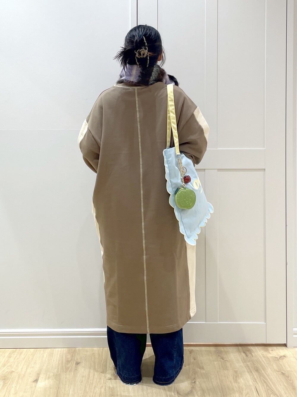 ベージュ系のブーツ、ブルー系のトートバッグ、ブラウン系のワンピースを着用したレディースの秋コーディネートの4枚目の写真