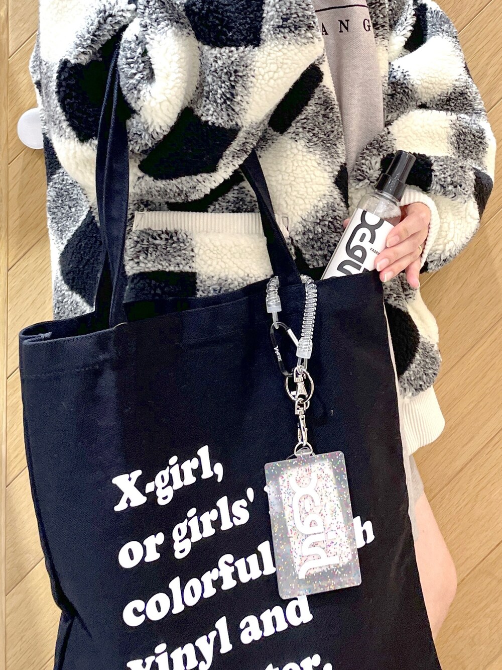 ホワイト系のカーディガン/ボレロ、グレー系のニット/セーター、ブラック系のブーツを着用したレディースの秋コーディネートの3枚目の写真