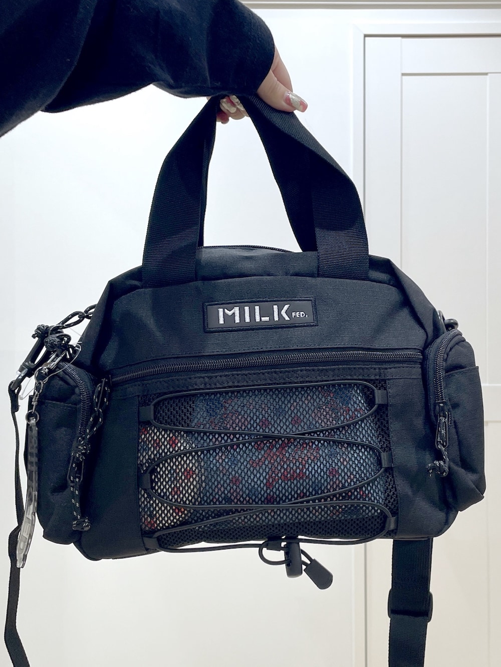 ブラック系のブーツ、ブラック系のスウェット、グリーン系のその他パンツを着用したレディースの冬コーディネートの7枚目の写真