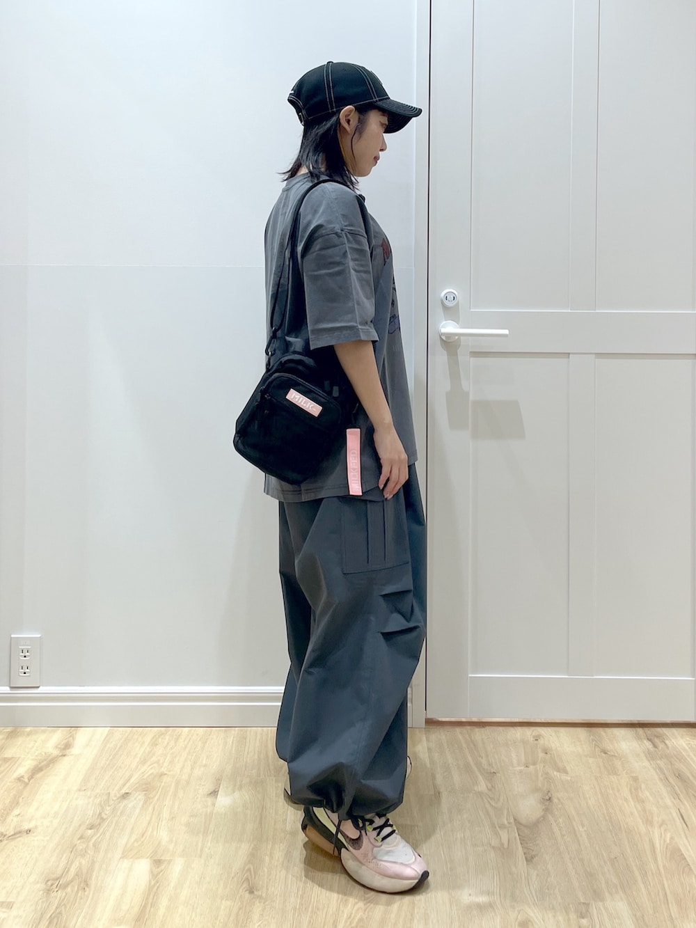 ピンク系のショルダーバッグ、グレー系のTシャツ/カットソー、グレー系のその他パンツを着用したレディースの夏コーディネートの2枚目の写真